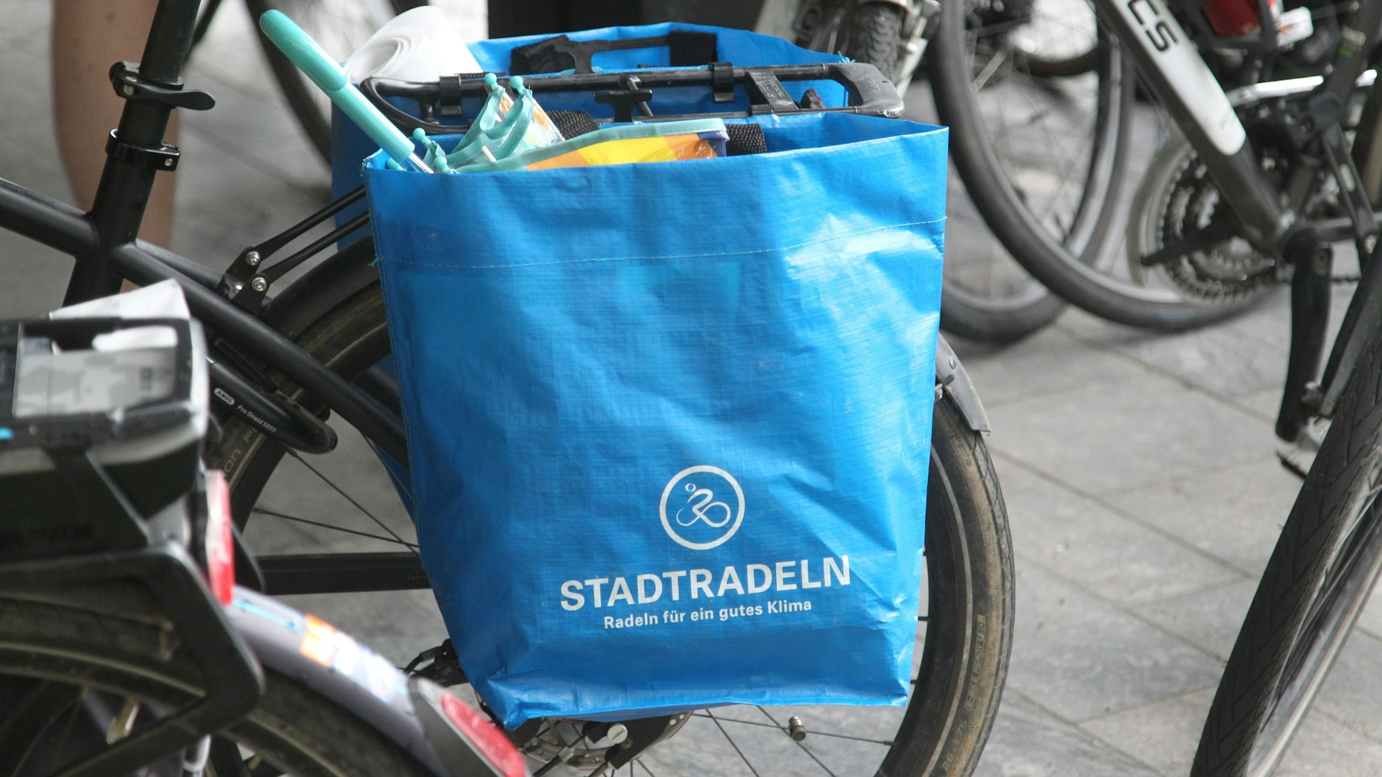 Rund 50 Radler kamen zum Startschuss vor das Kreishaus.