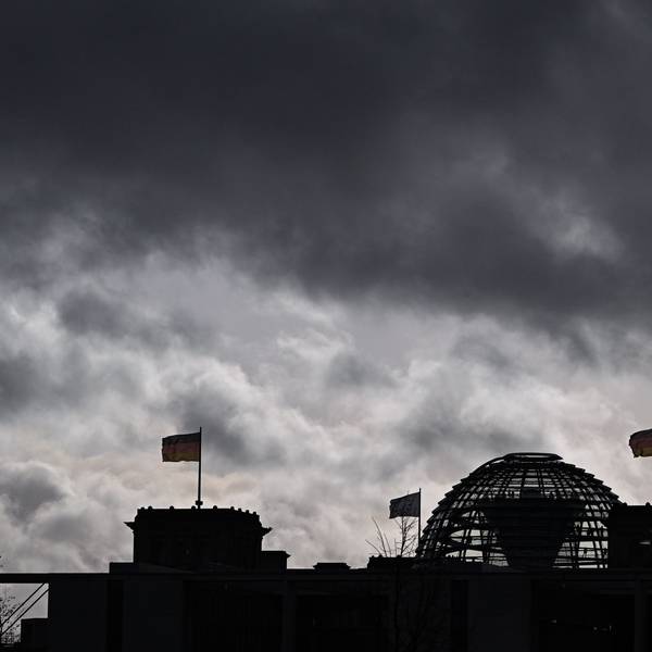 Berlin: Wolken sind über der Kuppel vom Reichstag zu sehen, auf dem Deutschlandfahnen wehen.