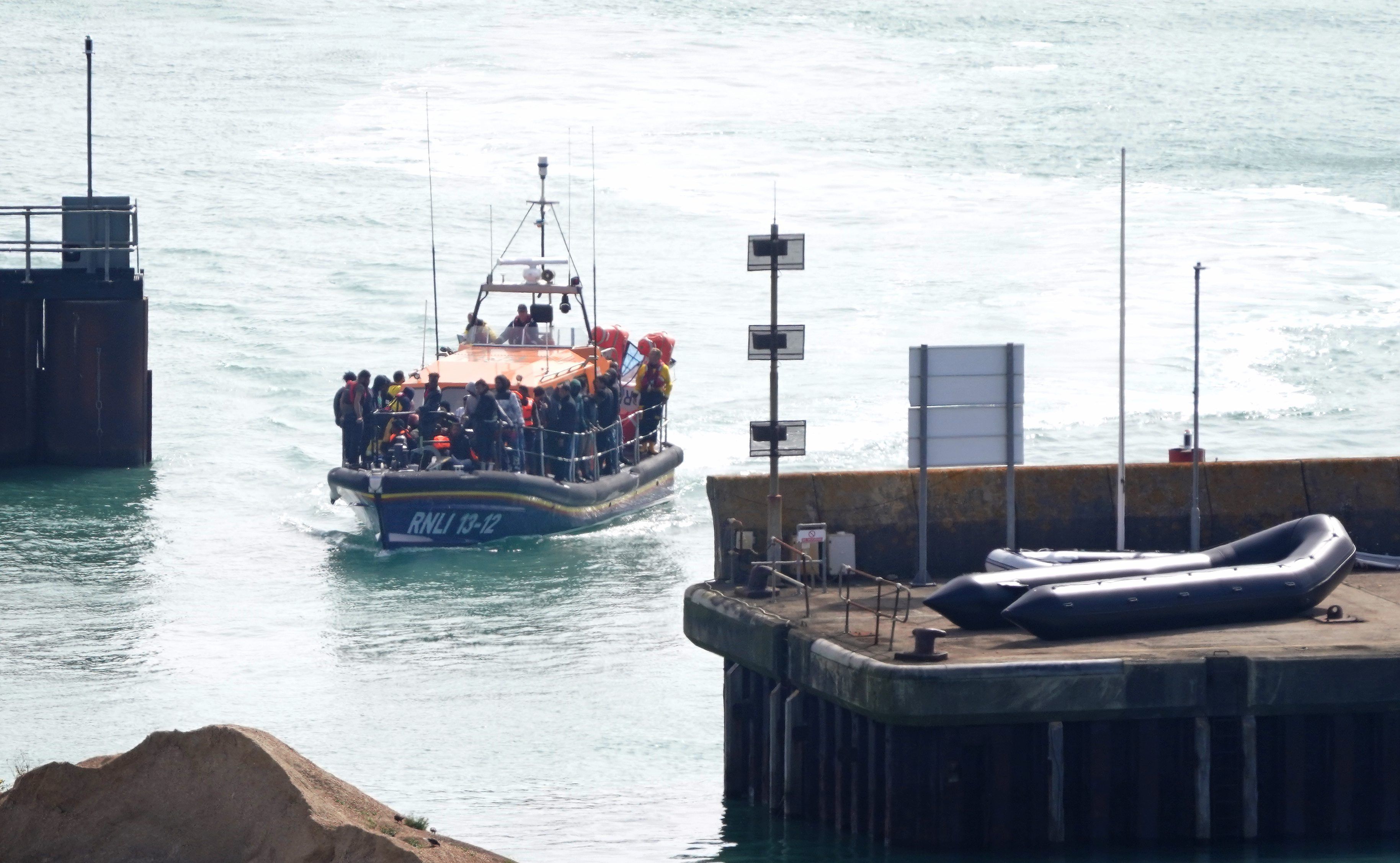03.09.2024, Großbritannien, Dover: Eine Gruppe von Menschen wird nach einem Zwischenfall mit einem kleinen Boot im Ärmelkanal an Bord des RNLI-Rettungsboots Dungeness nach Dover (Kent) gebracht.