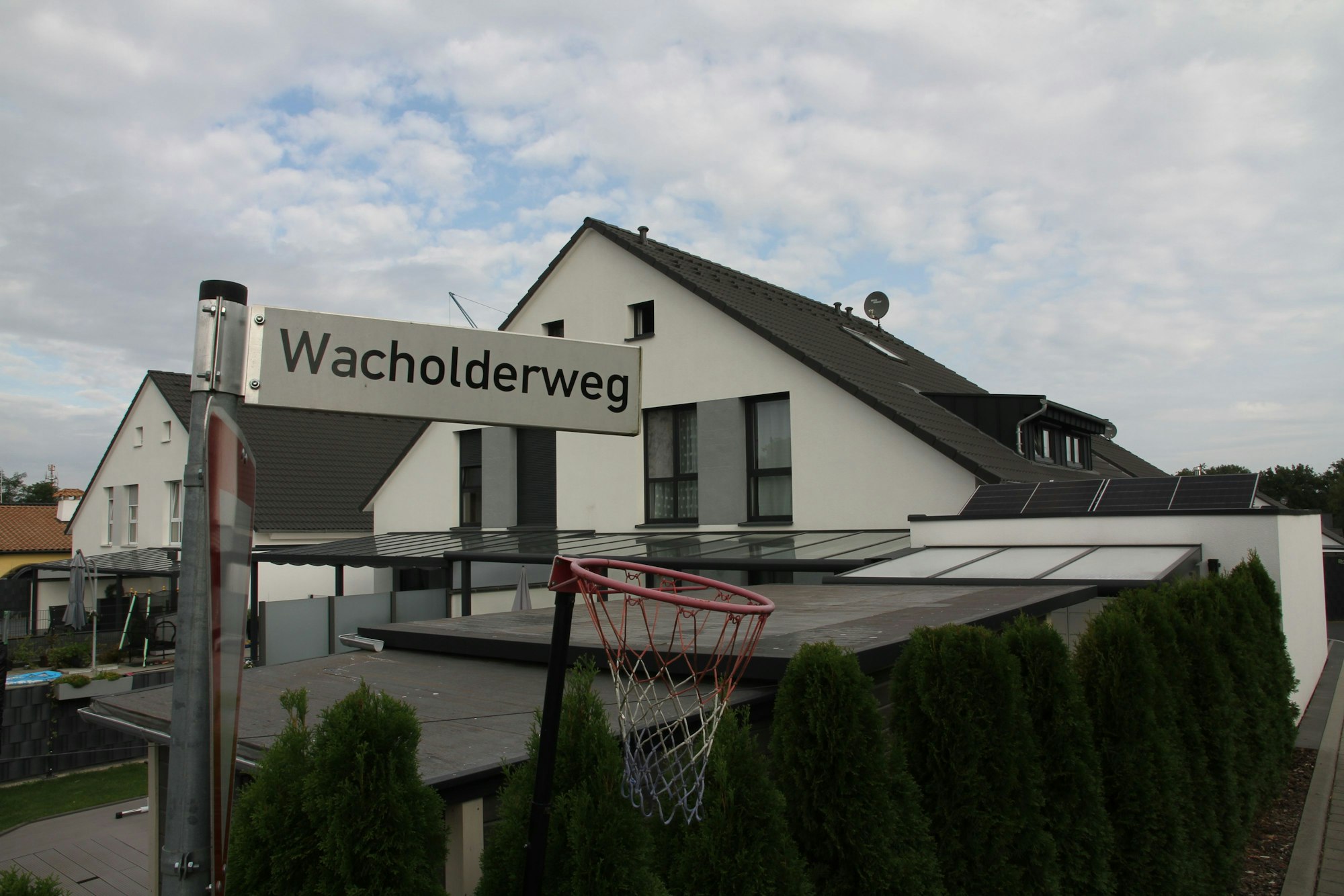 Straßenschild vor einem Wohnhaus