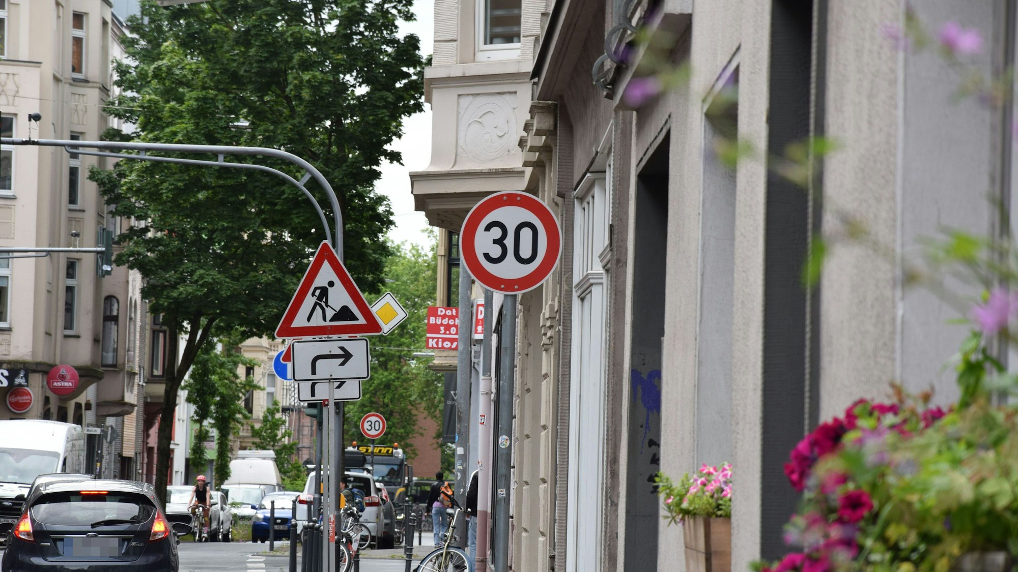 Grüne, Linke und die Partei wollten die Stadt auffordern, Tempo 30 überall im Bezirk Mülheim einzuführen, wo es möglich ist. Der Antrag wurde abgelehnt.