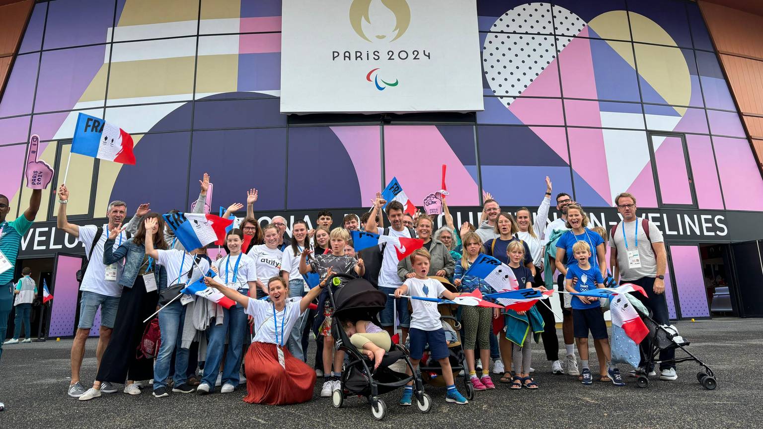 Der inklusive Sportverein "Sporteinander" aus Bornheim vor dem Velodrome National bei den Paralympics 2024 in Paris. Hier finden die Bahn-Wettbewerbe im Para-Radsport statt.