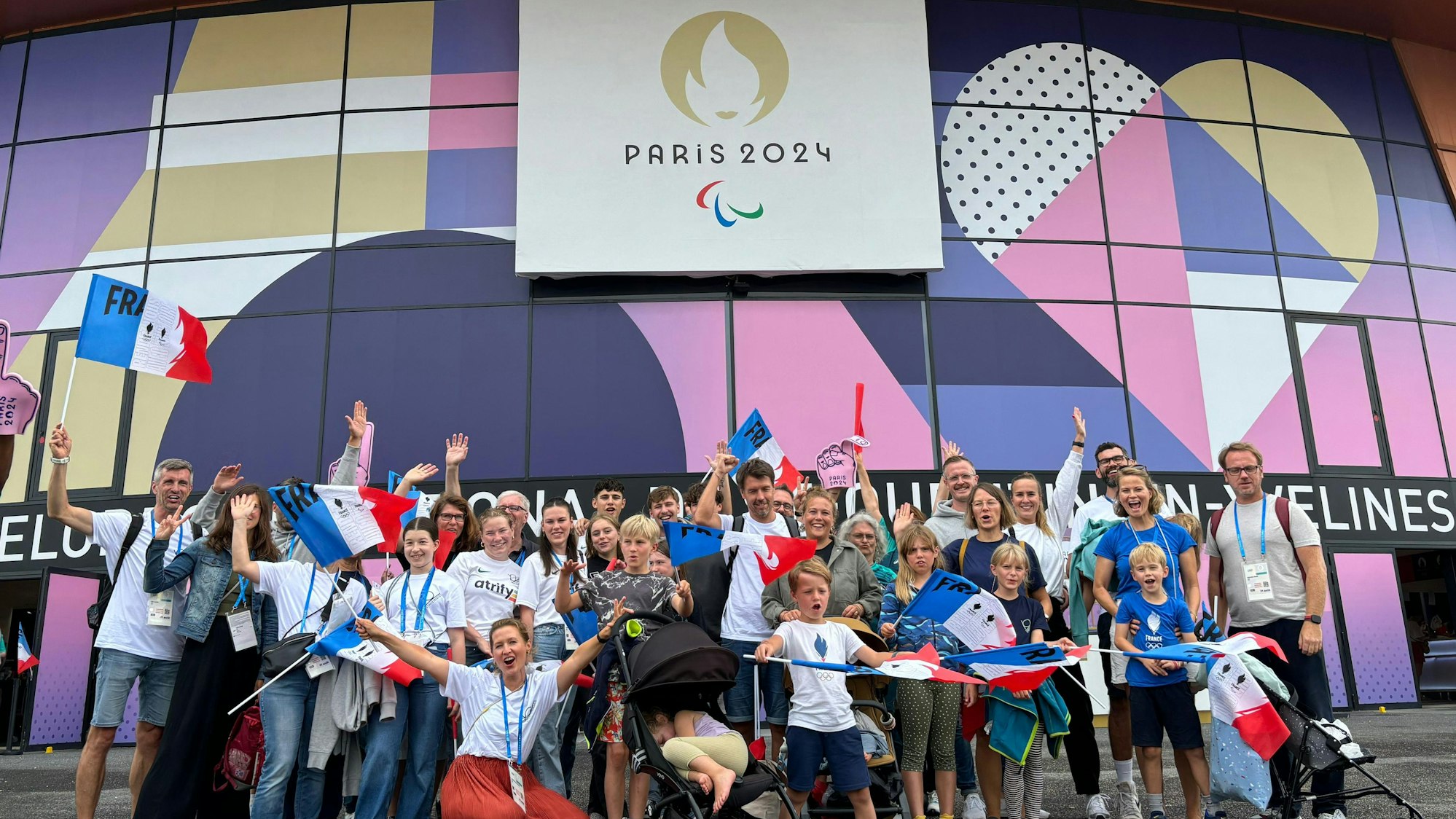 Der inklusive Sportverein "Sporteinander" aus Bornheim vor dem Velodrome National bei den Paralympics 2024 in Paris. Hier finden die Bahn-Wettbewerbe im Para-Radsport statt.