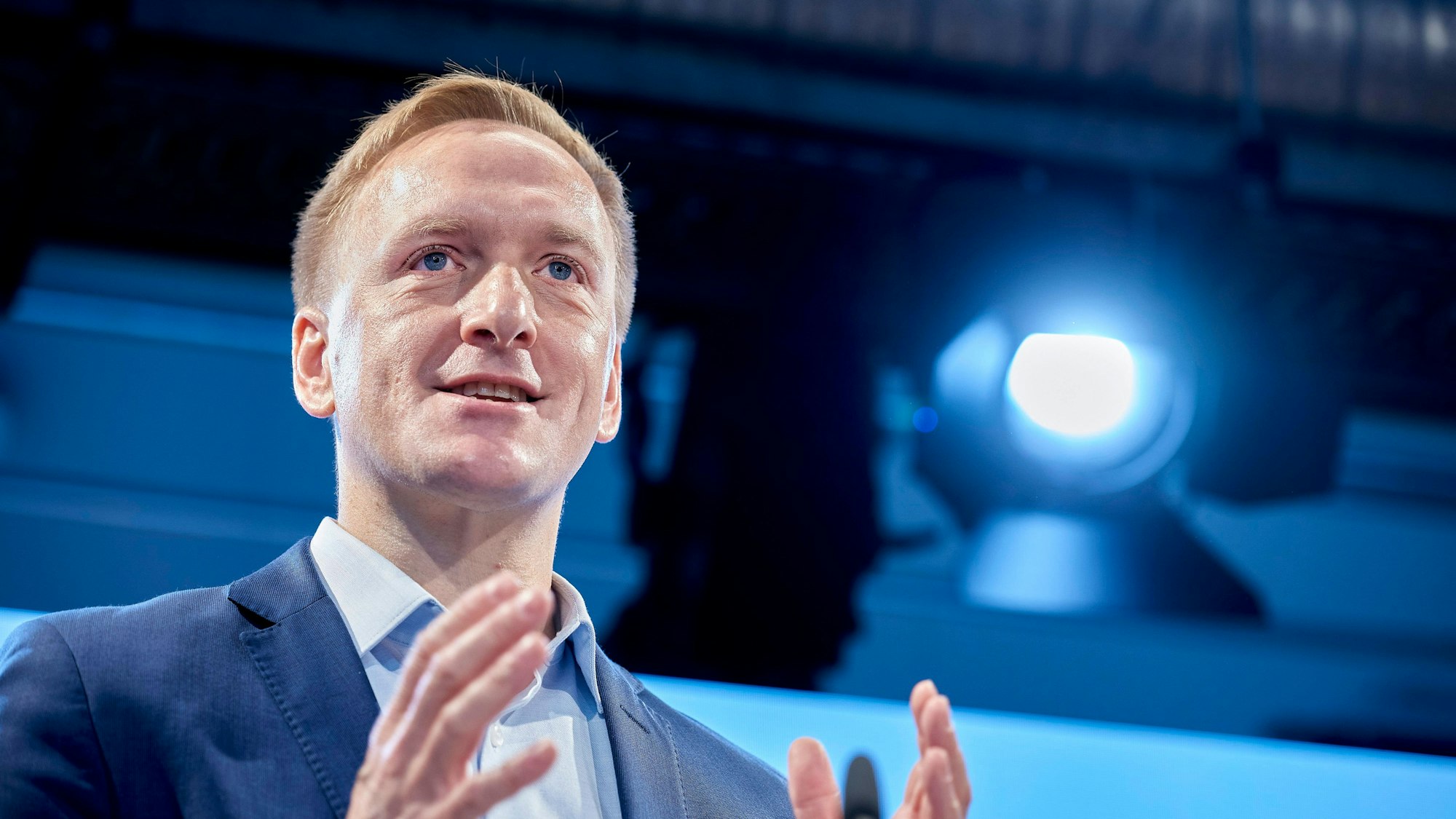 Der nun aus dem SAP-Vorstand ausscheidende Jürgen Müller bei einer Eröffnungsrede anlässlich der Einweihung des Hauptstadtstandorts von SAP in der Europa-City. (Archivbild)