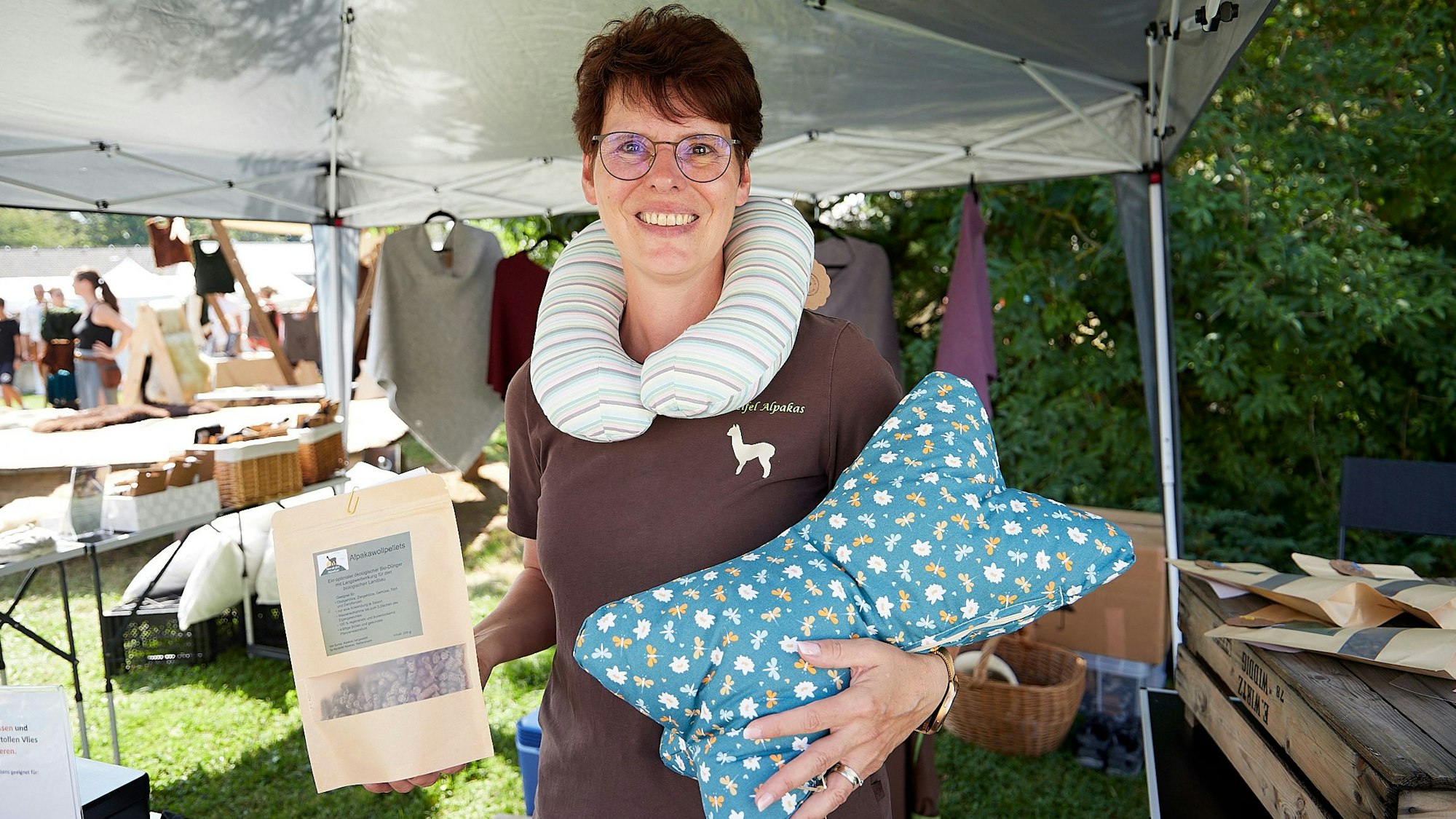 Heike Coenen zeigt ein Kissen, das sie mit Nettersheimer Alpakawolle gefüllt hat.