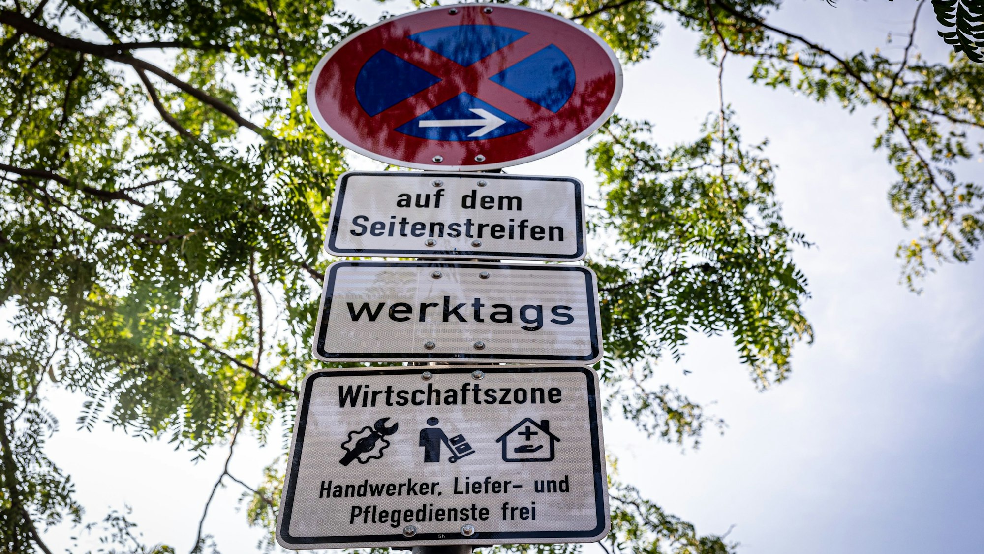 Ein Verkehrsschild, das auf die Wirtschaftszone hinweist.