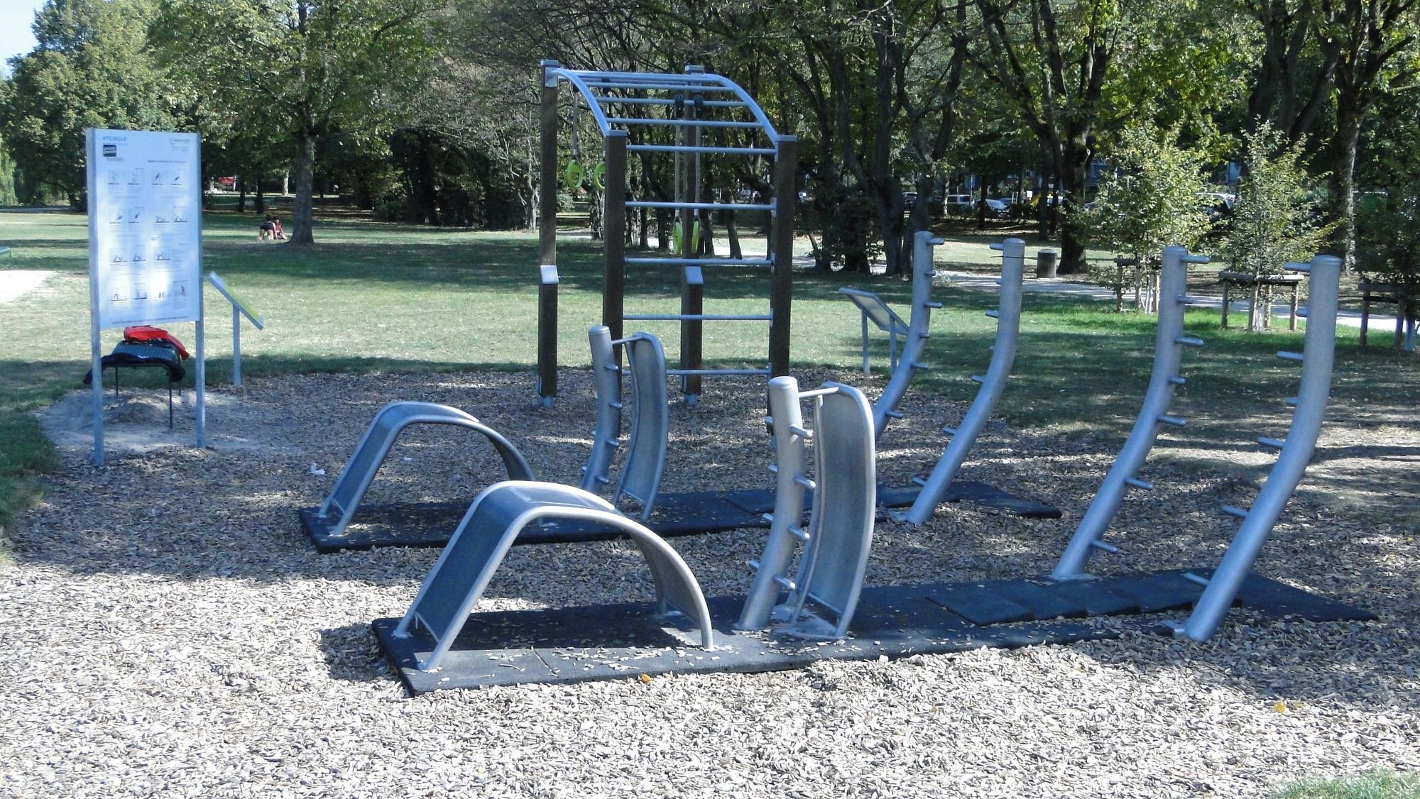 Die Bewegungsstation in Merkenich soll sechs Geräte umfassen, die nach den Präferenzen der Teilnehmenden ausgewählt wurden. Unser Bild zeigt die Station im Nippeser Lohsepark.