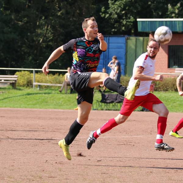 Ein Fußballer schießt per Heber aufs Tor.
