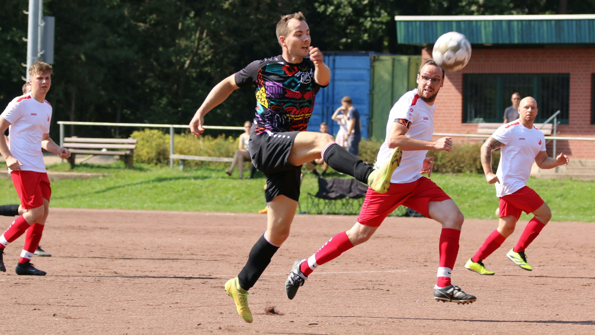 Ein Fußballer schießt per Heber aufs Tor.