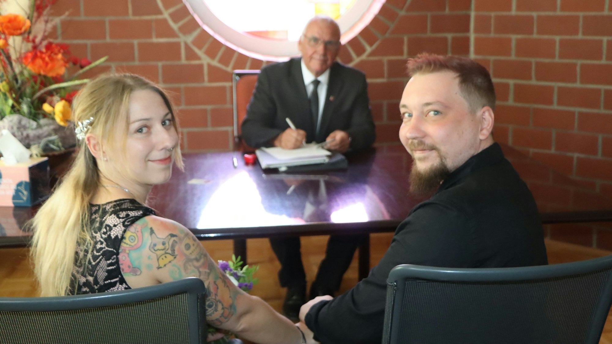 Annika Sorichter und Kevin Mamat-Blum mit dem ehrenamtlichen Standesbeamten Helmut Schmitz