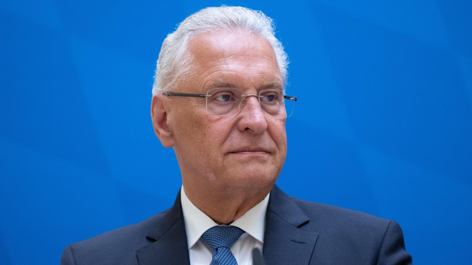 Joachim Herrmann (CSU), Innenminister von Bayern, nimmt im Innenministerium an einer Pressekonferenz teil.