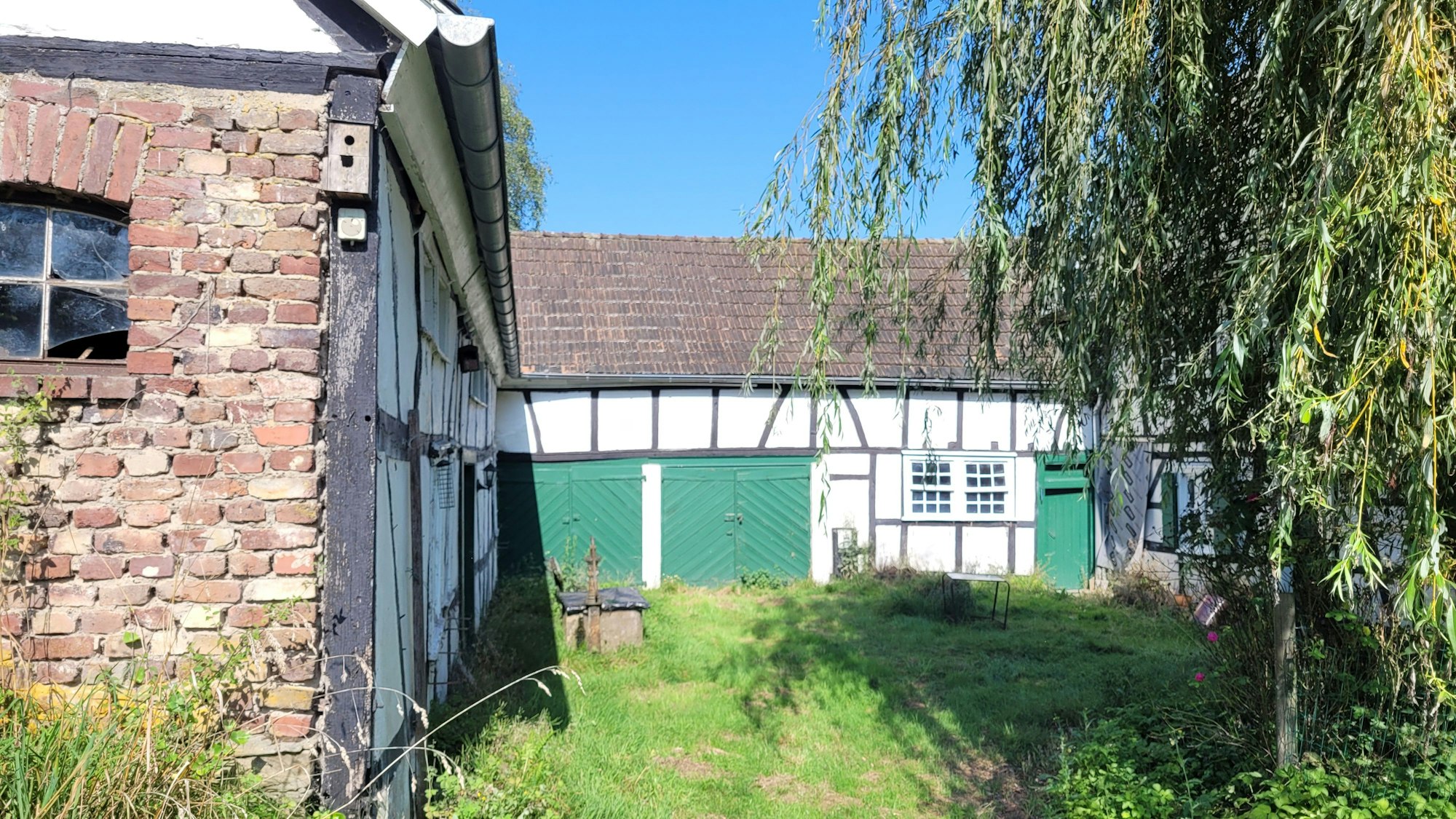 Das Foto zeigt den Innenhof des Gehöftes