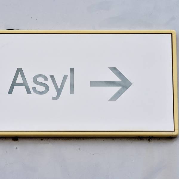 Ein Schild mit der Aufschrift „Asyl“ hängt in einer Erstaufnahmestelle für Asylbewerber an einer Wand. (Archivbild)