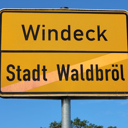 Auf diesem als Ortsausgangsschild gedachten Verkehrszeichen ist die Stadt Waldbröl heute nicht mehr durchgestrichen, dafür aber eng vereint mit ihrer Nachbargemeinde Windeck.