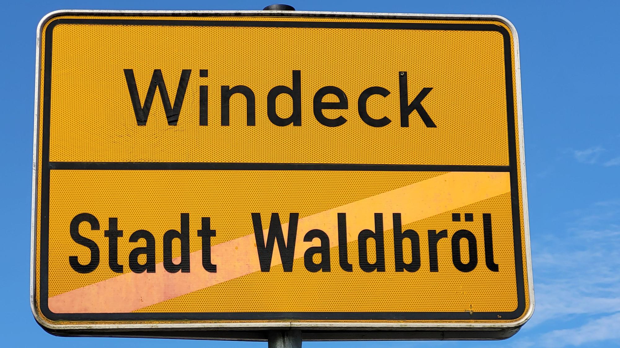 Auf diesem als Ortsausgangsschild gedachten Verkehrszeichen ist die Stadt Waldbröl heute nicht mehr durchgestrichen, dafür aber eng vereint mit ihrer Nachbargemeinde Windeck.