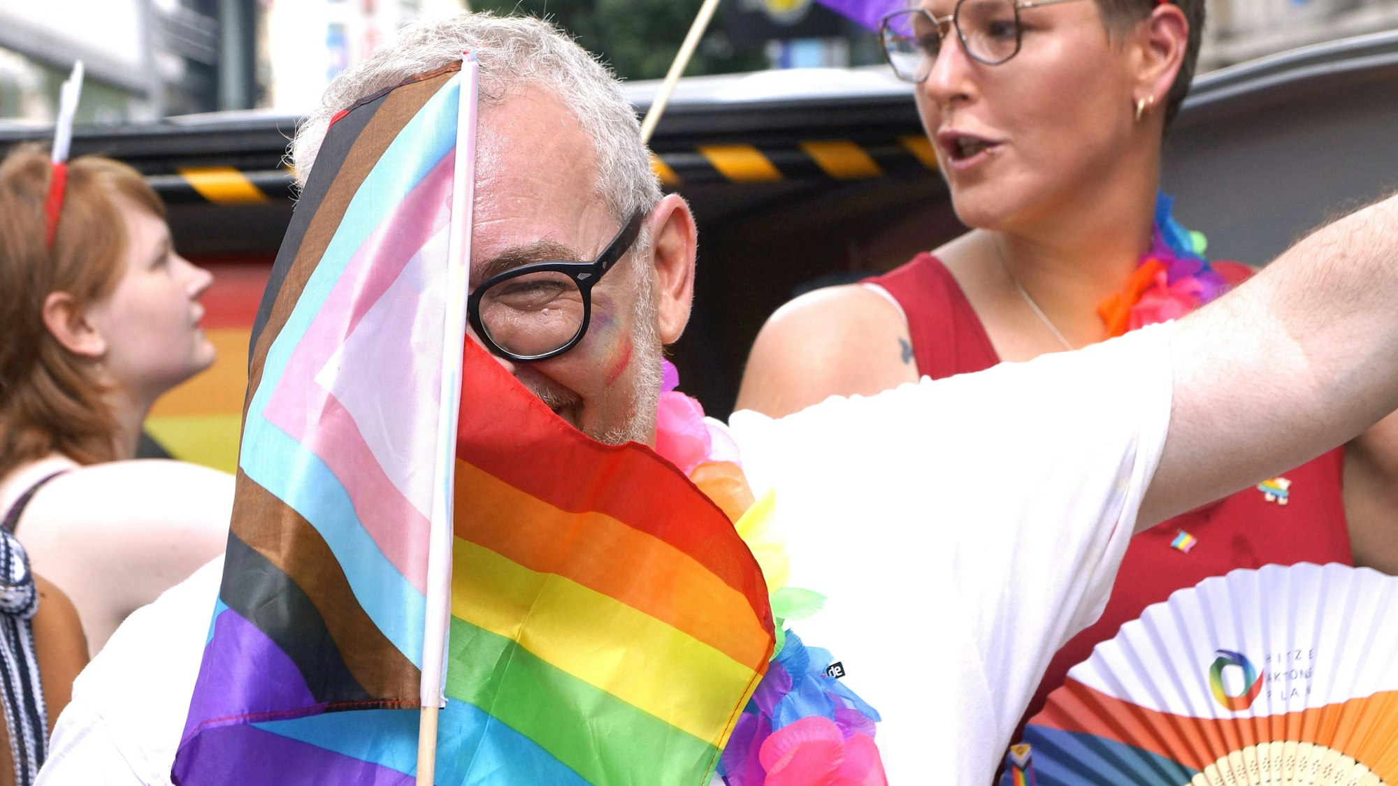 Zu sehen sind Teilnehmer von „Queeres Mülheim Plus“ auf dem CSD.