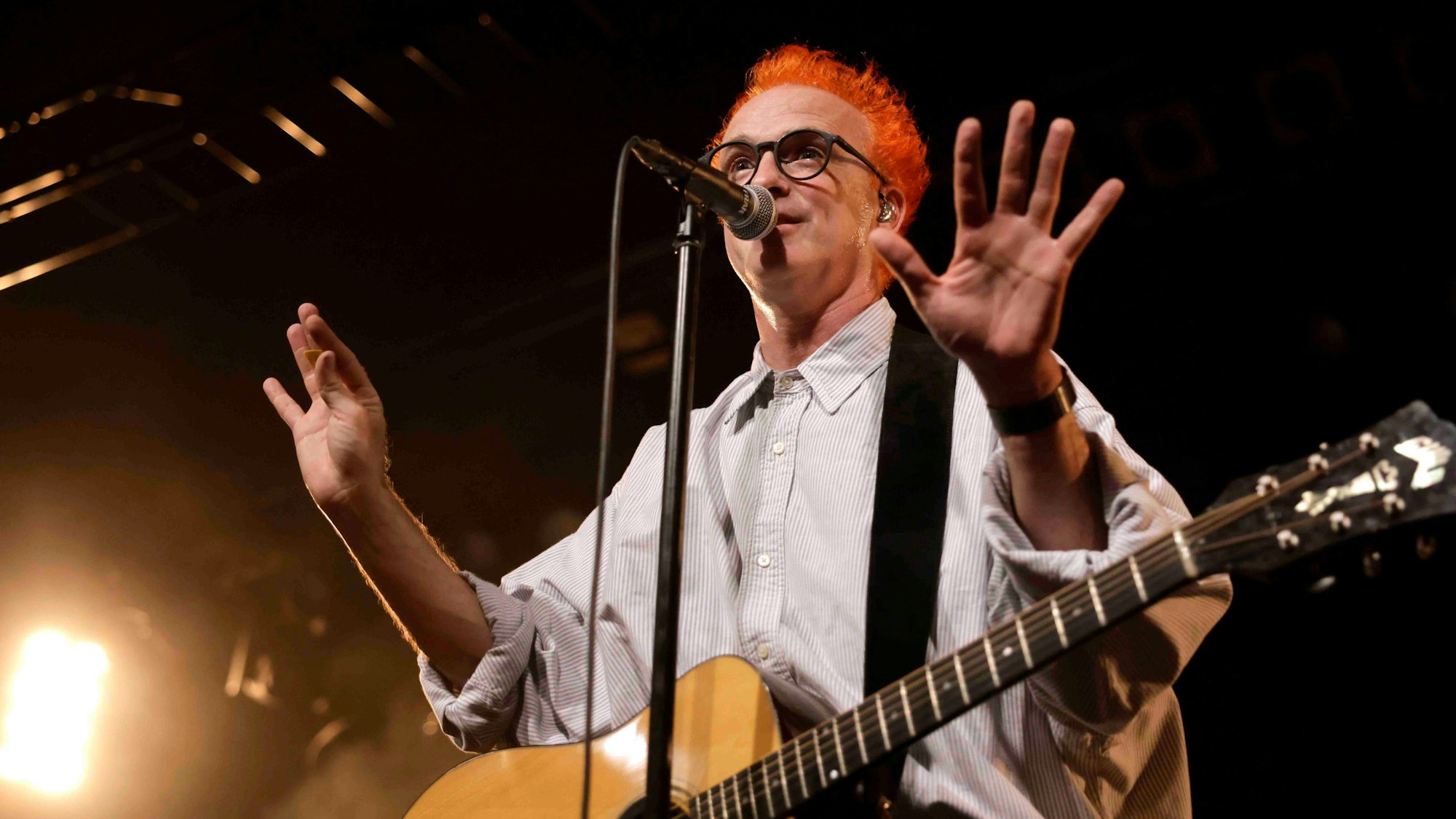 Der Sänger von der Band Travis steht am Mikrofon.