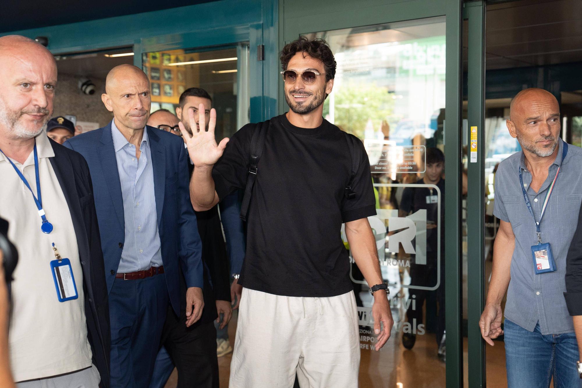 Mats Hummels bei seiner Ankunft am Flughafen in Rom.