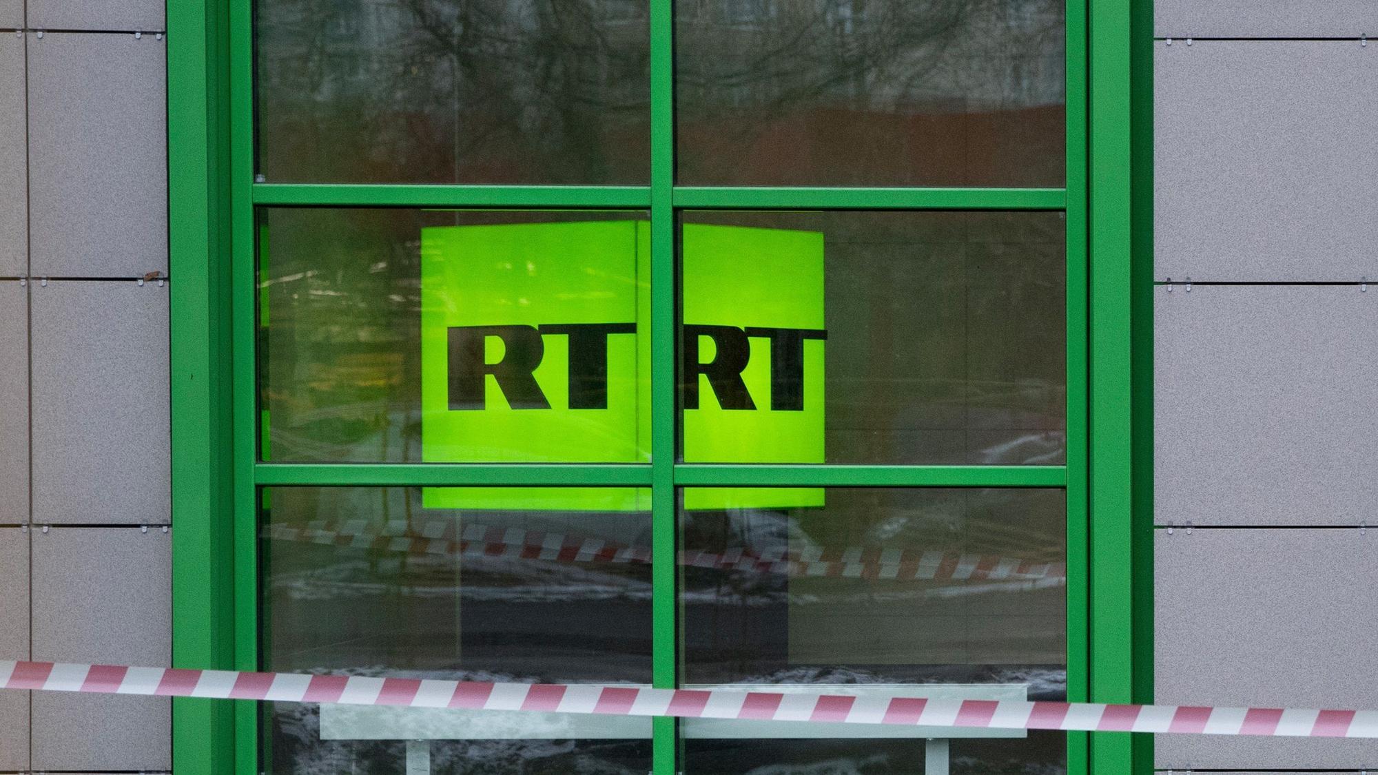 ARCHIV - 27.10.2017, Russland, Moskau: Das Logo des staatlichen russischen TV-Senders ´Russia Today» (RT) ist im Fenster des Firmenbüros zu sehen.