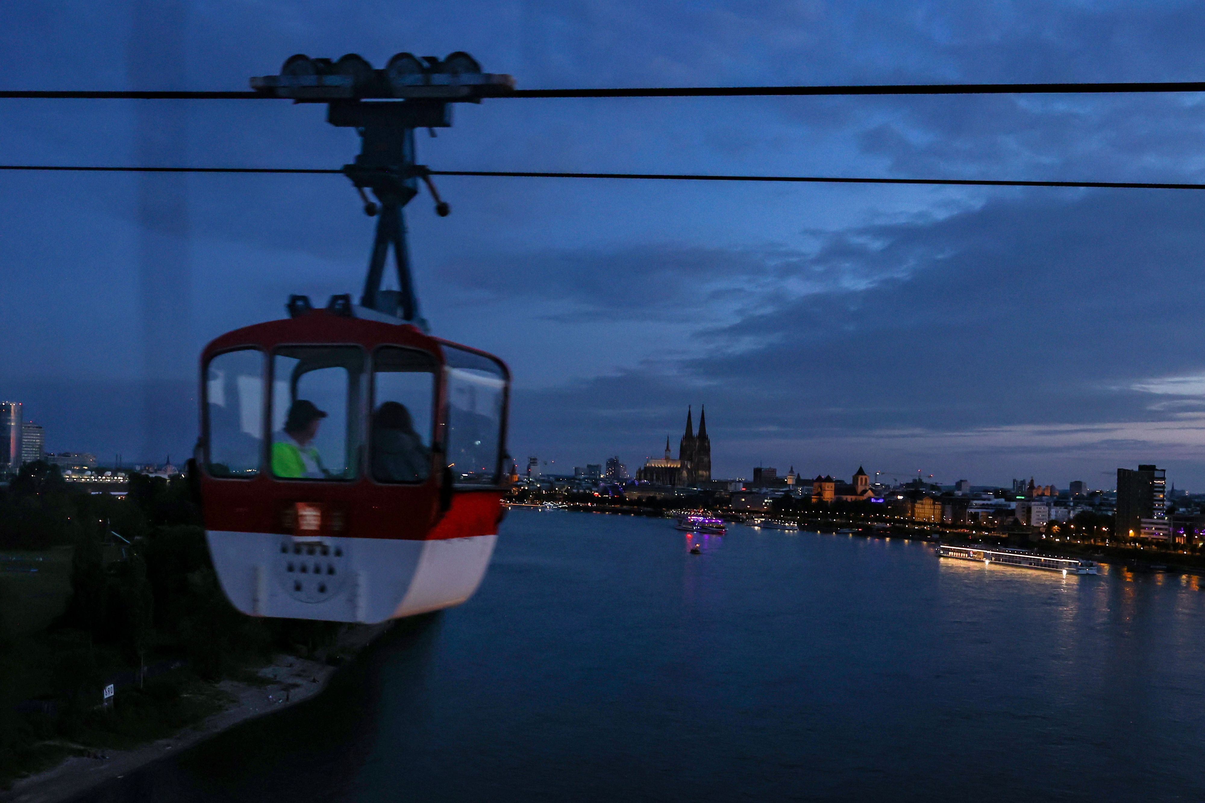 Die Kölner Seilbahn fährt zu besonderen Terminen auch in der Nacht.
