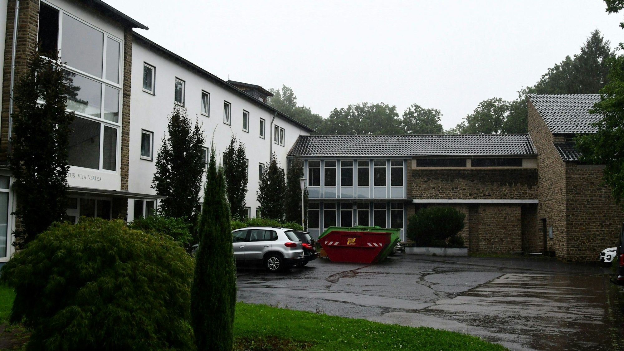 Außenansicht der früheren Apostolischen Schule in Bad Münstereifel. Container stehen vor dem Gebäude.