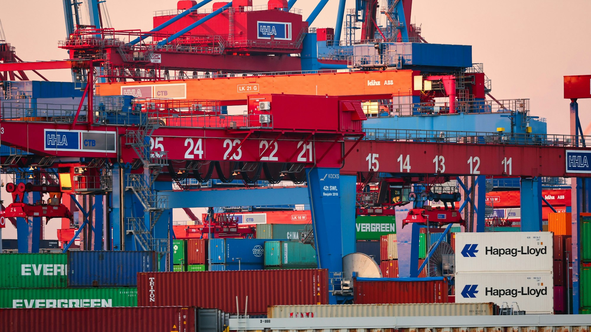 Container werden am Container Terminal Burchardkai (CTB) der Hamburger Hafen und Logistik AG (HHLA) gelagert und verladen.