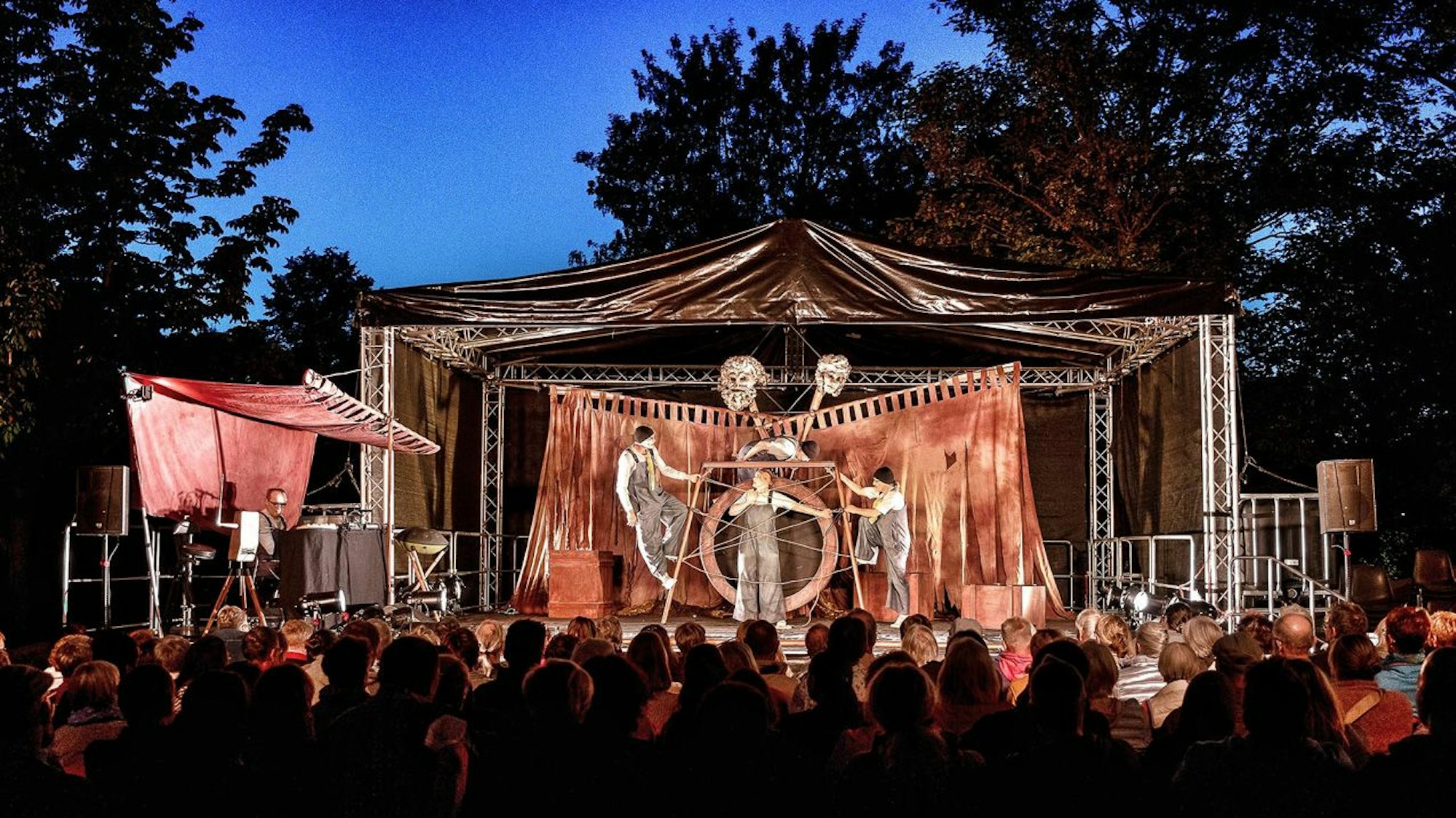 Zu sehen ist die Freiluftbühne am Abend im Waldbad Köln-Dünnwald.
