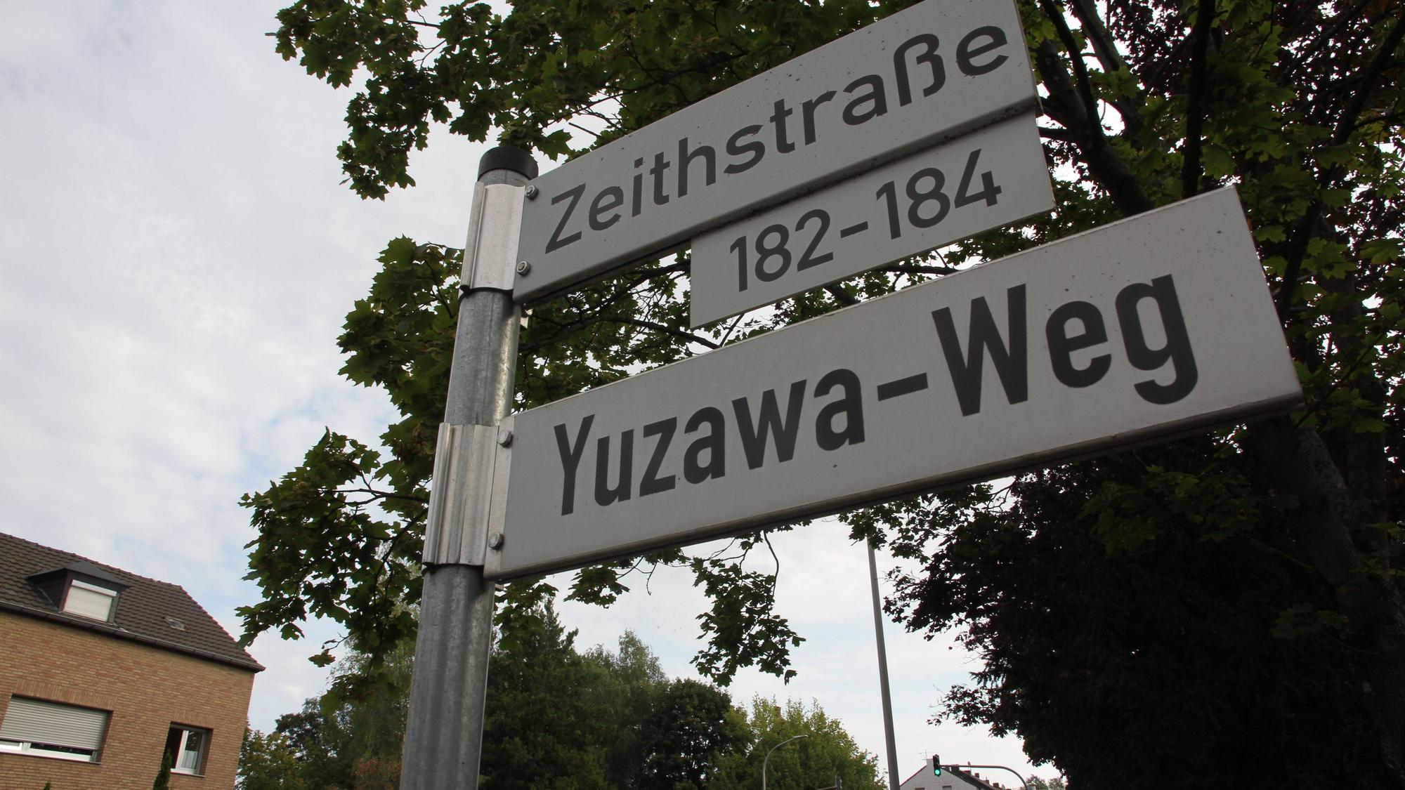 Zwei Straßenschilder für den Yuzawa-Weg und die Zeithstraße