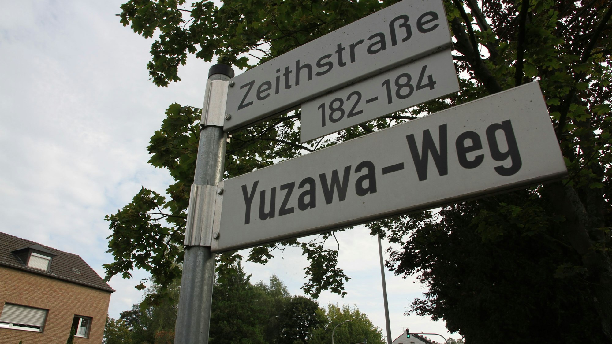 Zwei Straßenschilder für den Yuzawa-Weg und die Zeithstraße