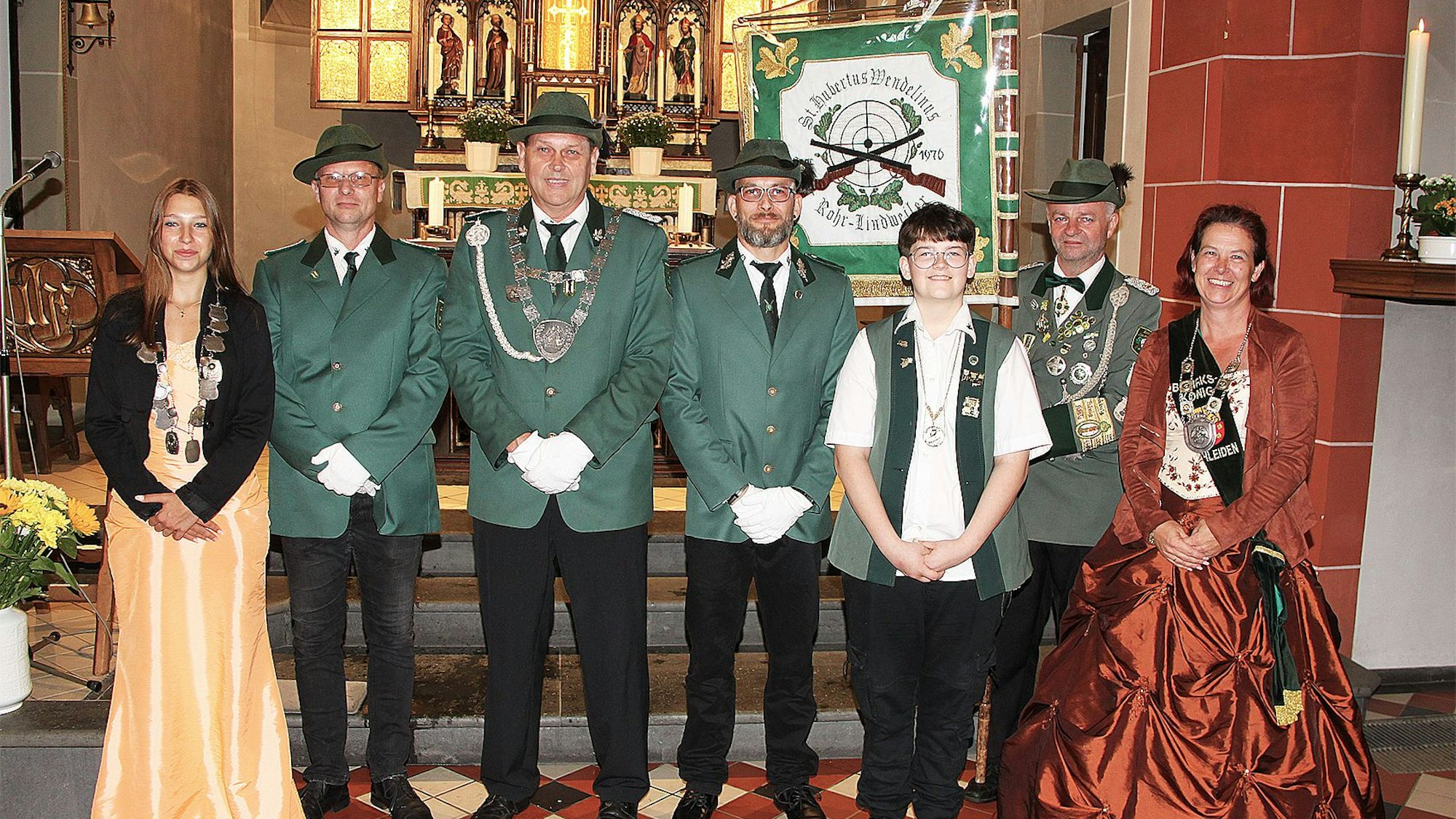 Jungschützenprinzessin ist Lea Waider (l.), Schützenkönig Dietmar Leuschner (3.v.l.), Schülerprinz Theo Stern (3.v.r.) und Kaiserin Claudia Stern stehen in Uniformen nebeneinander.