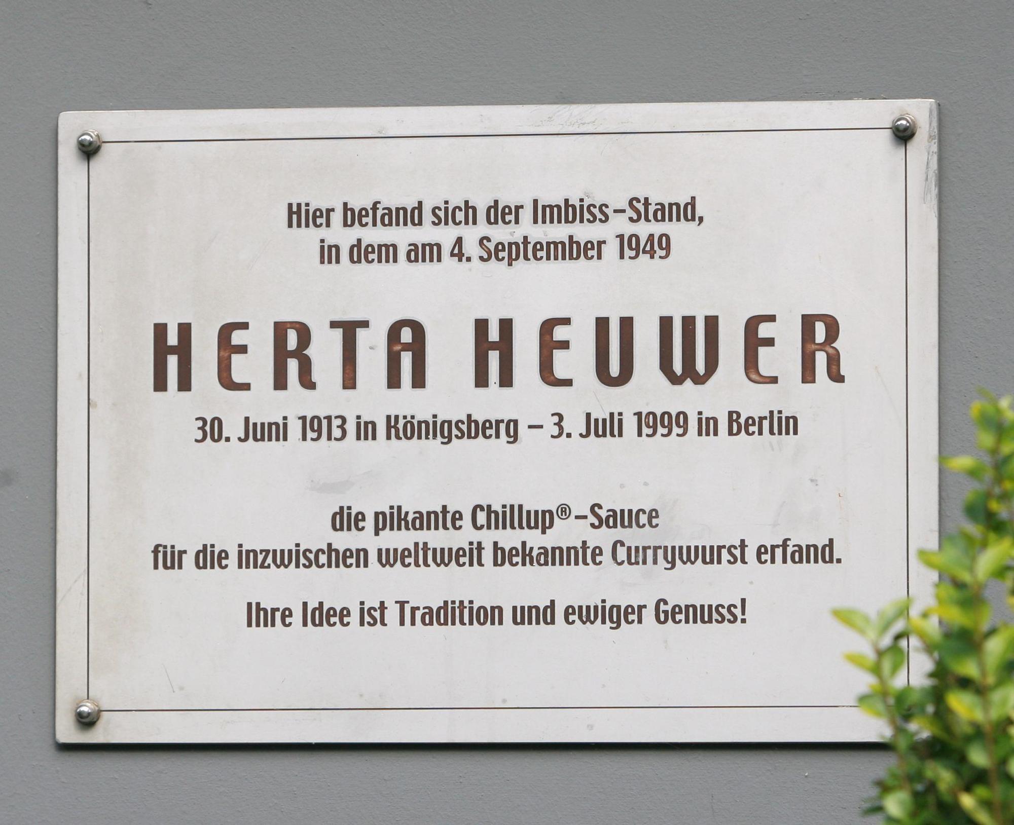Die Gedenktafel, die an Herta Heuwer, die Erfinderin der Currywurst erinnert.