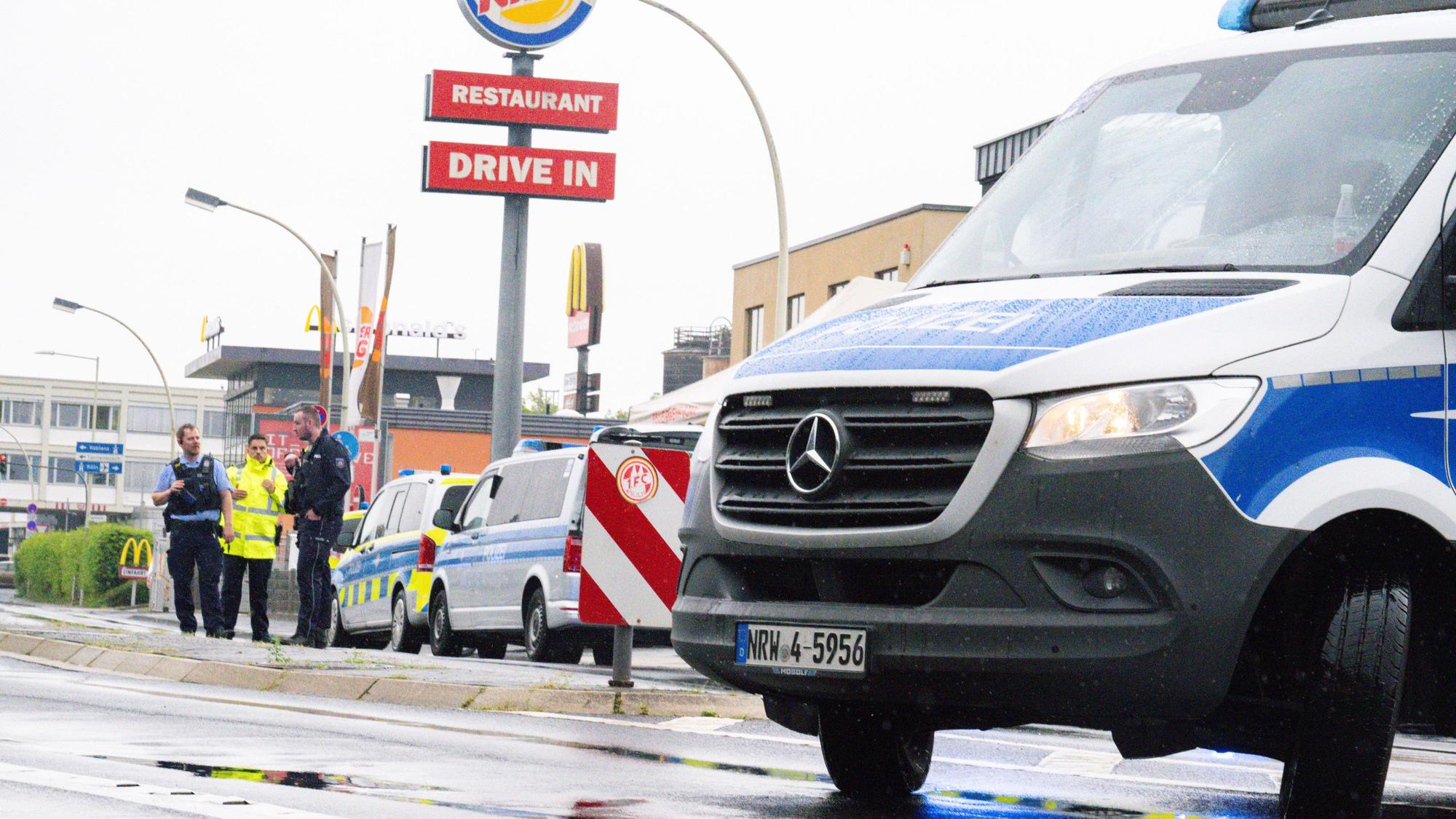 Bonn: Einsatzkräfte sichern das Areal, nachdem ein Mann zwei ihm bekannte Menschen auf der Straße mit einem Messer angegriffen und verletzt hat.