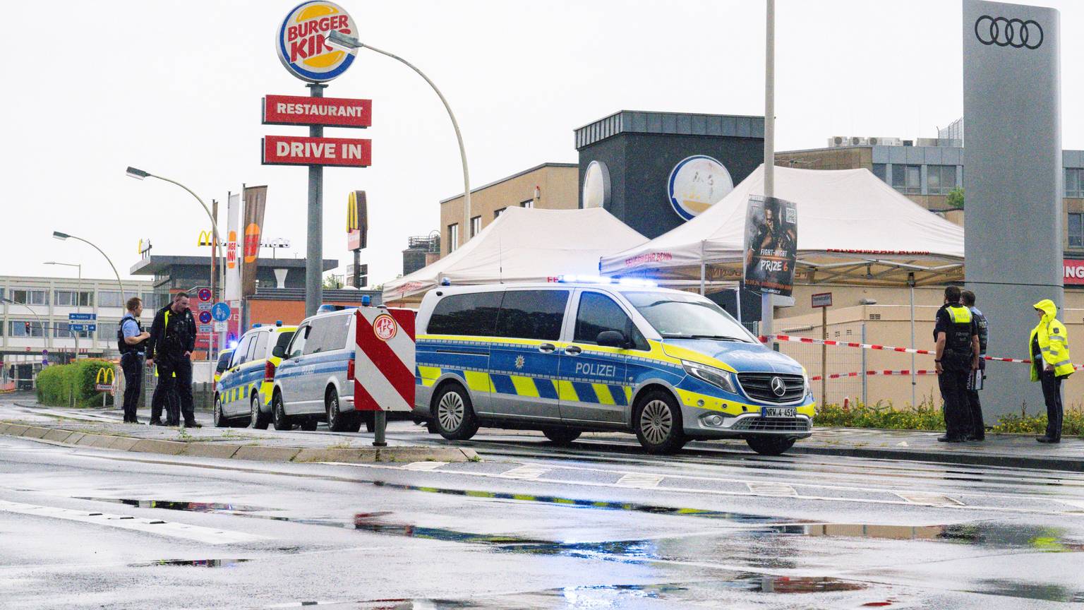 Einsatzkräfte sichern das Areal, nachdem ein Mann zwei ihm bekannte Menschen auf der Straße mit einem Messer angegriffen und verletzt hat.