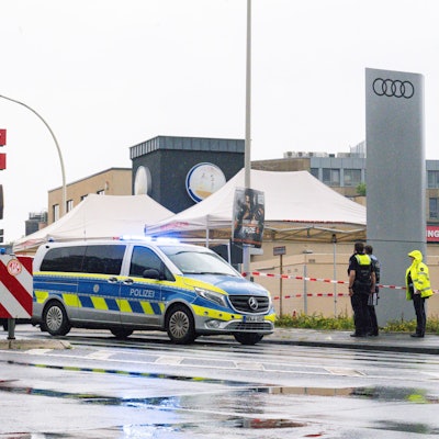 Einsatzkräfte sichern das Areal nahe des Schnellrestaurants in Bonn, nachdem ein Mann zwei ihm bekannte Menschen auf der Straße mit einem Messer angegriffen und verletzt hat.
