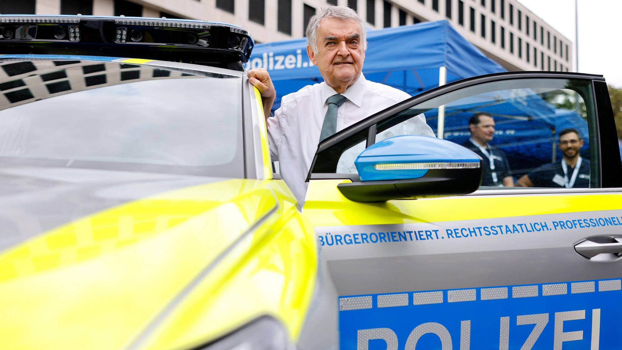 Legt teilweise kreative Sparmaßnahmen vor: Nordrhein-Westfalens Innenminister Herbert Reul (CDU).