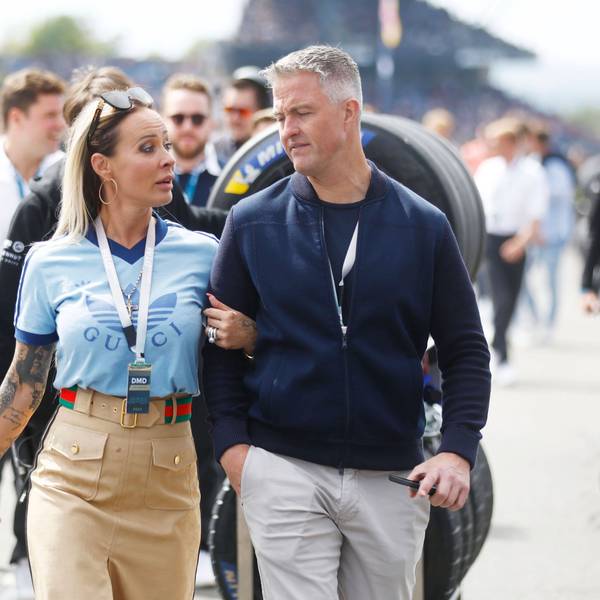 Ralf Schumacher und seine Ex-Frau Cora Schumacher gehen durch die Boxengasse.