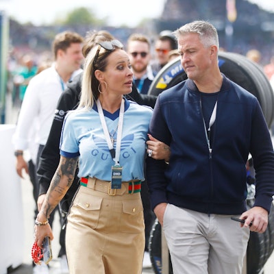 Ralf Schumacher und seine Ex-Frau Cora Schumacher gehen durch die Boxengasse.