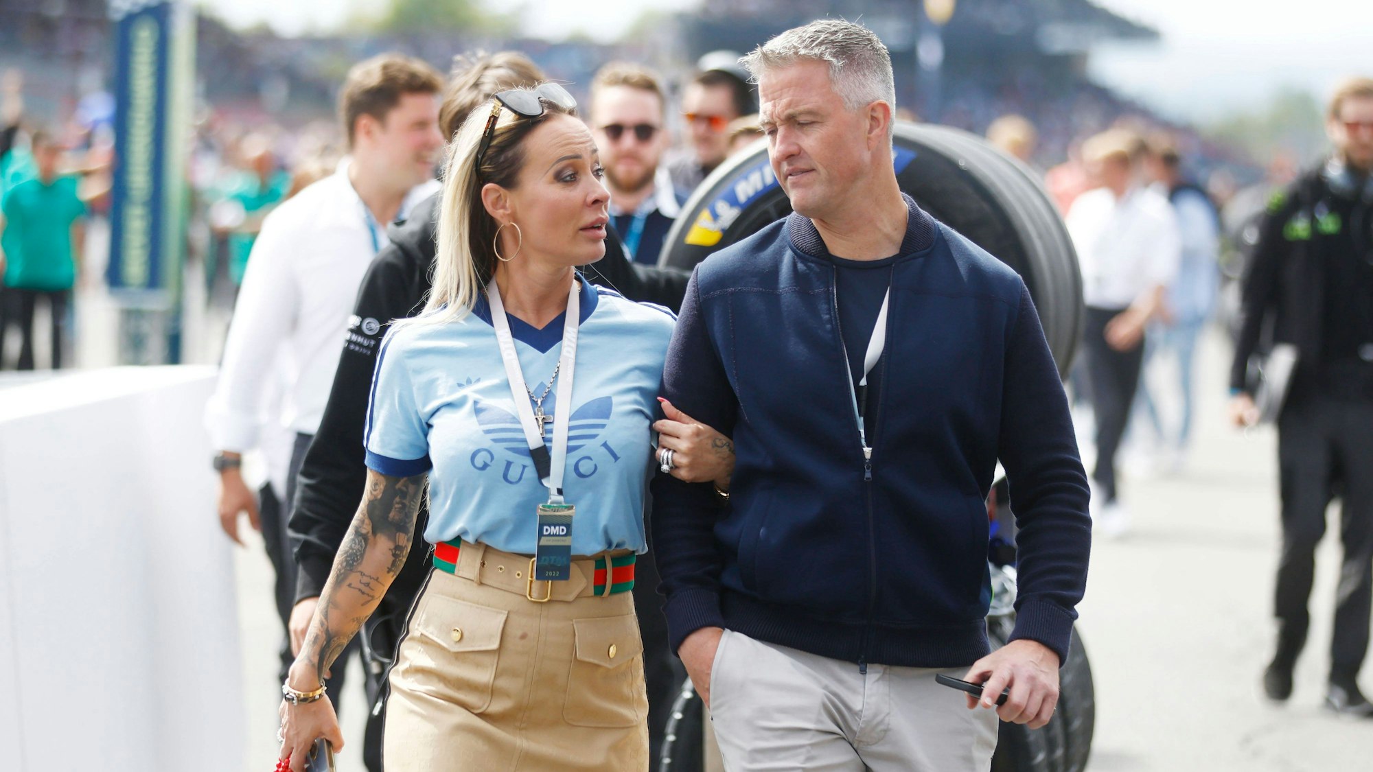 Ralf Schumacher und seine Ex-Frau Cora Schumacher gehen durch die Boxengasse.