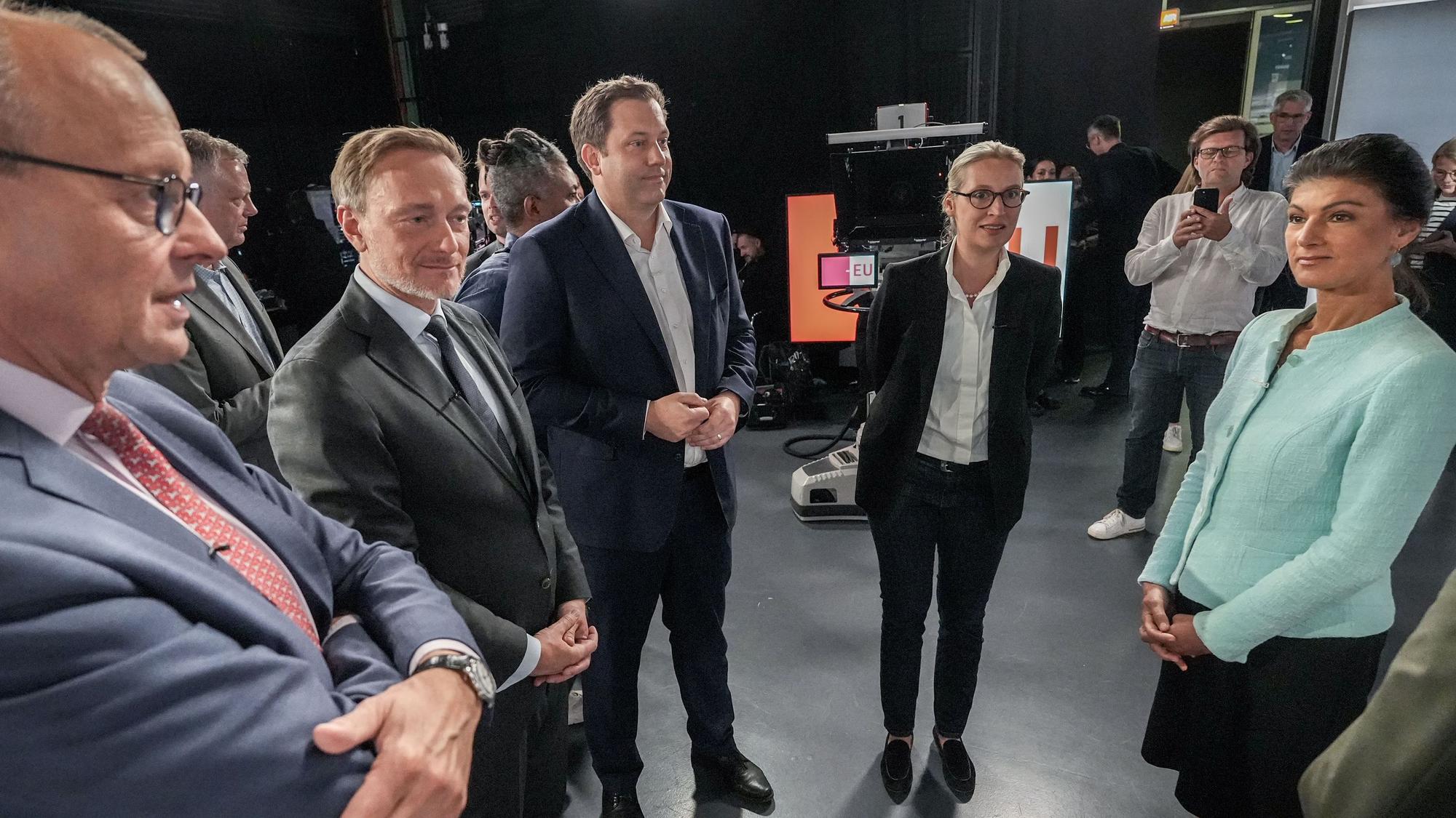 CDU-Chef Friedrich Merz (l.) und BSW-Vorsitzende Sahra Wagenknecht (r.) zusammen im TV-Studio vor der Elefantenrunde nach der Europawahl.