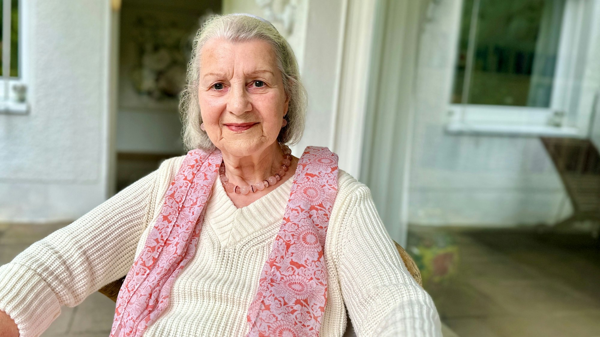 Zu sehen ist die Kölner Künstlerin Monika von Starck.