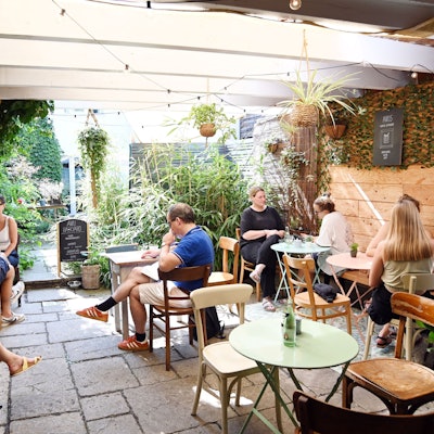 Das Café Awli Backyard auf der Sülzburg Straße.