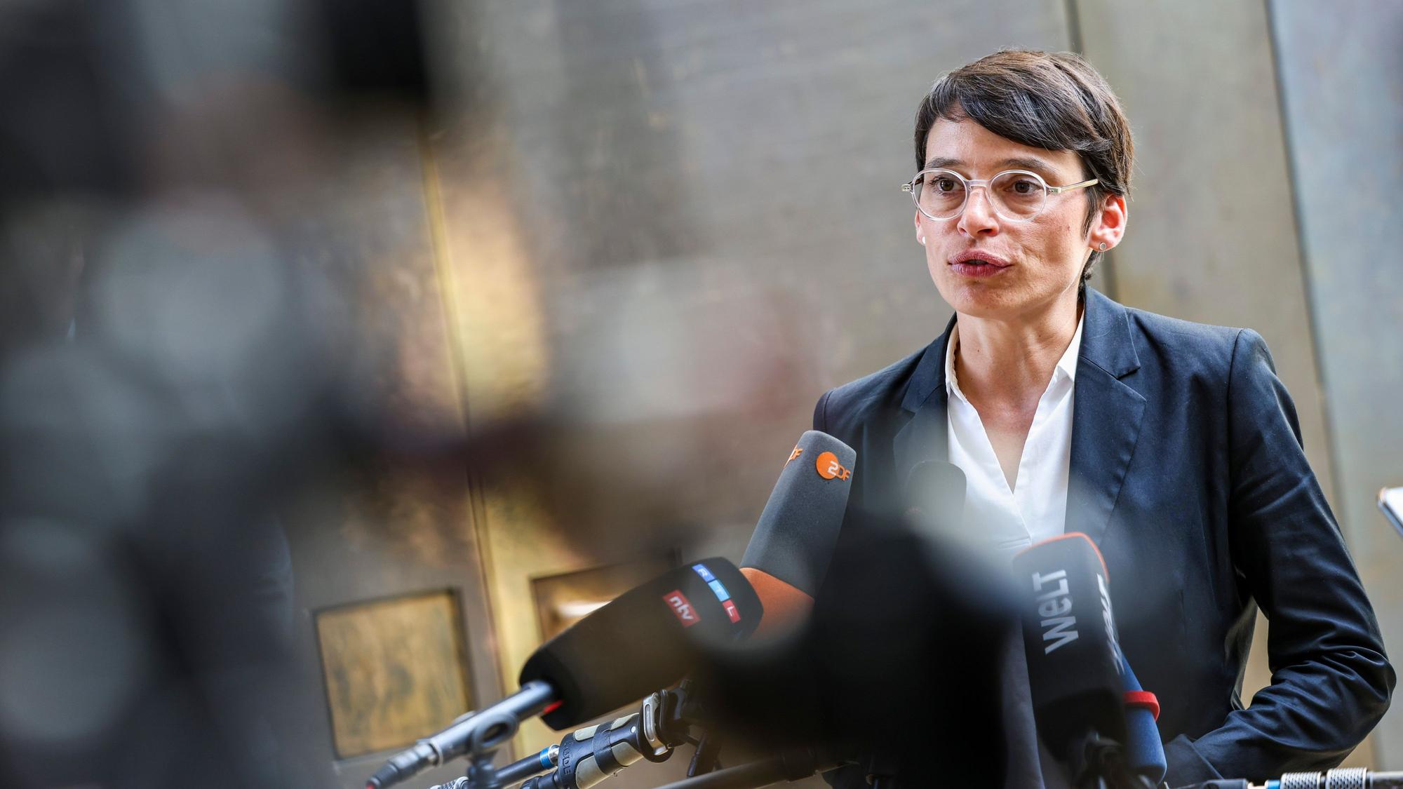 Josefine Paul (Bündnis 90/Die Grünen), Ministerin für Kinder, Jugend, Familie, Flucht und Integration in Nordrhein-Westfalen, spricht in Presse-Mikrofone.