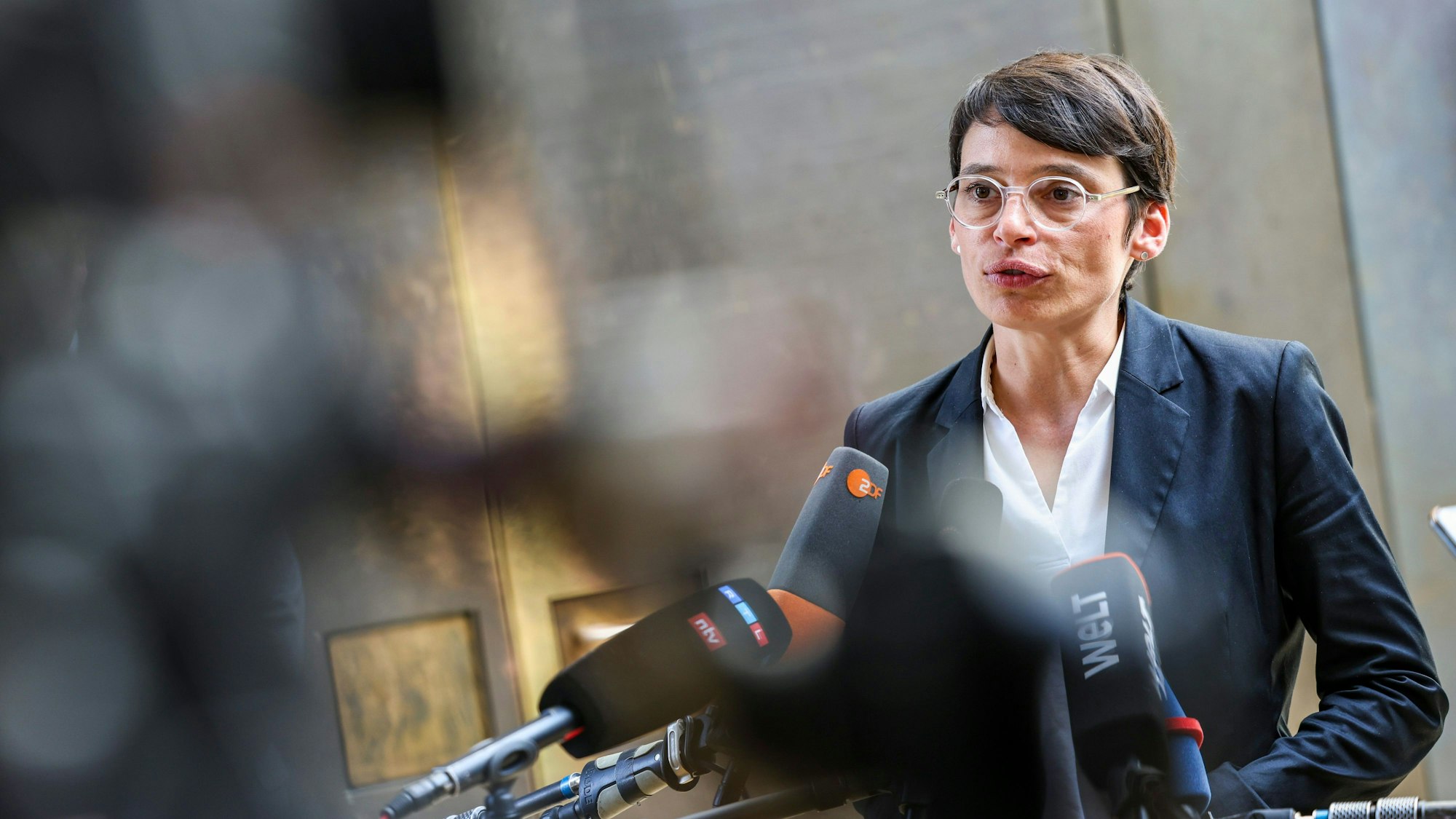 Josefine Paul (Bündnis 90/Die Grünen), Ministerin für Kinder, Jugend, Familie, Flucht und Integration in Nordrhein-Westfalen, spricht in Presse-Mikrofone.