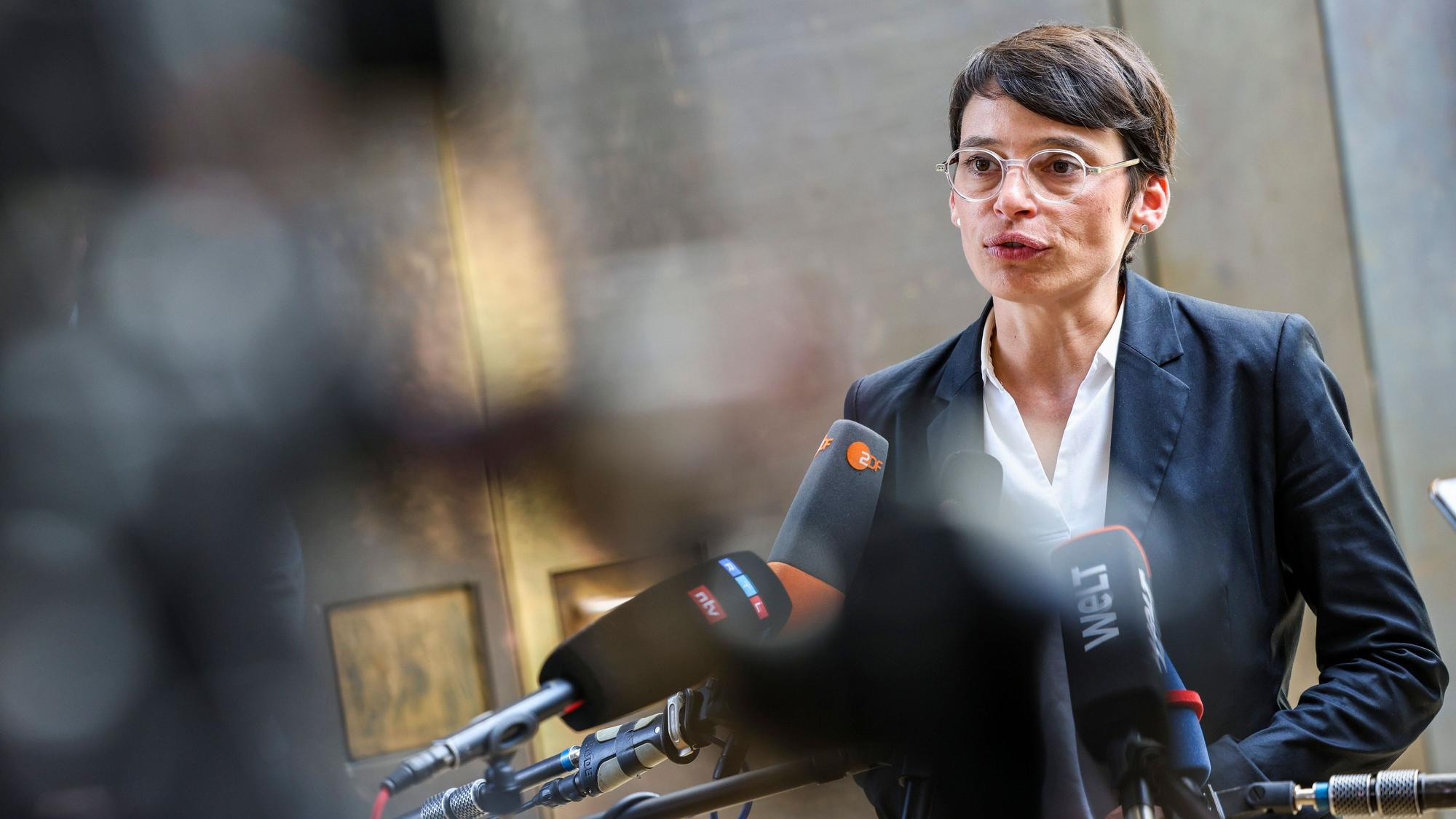 Unter Druck: Ministerin Josefine Paul spricht nach einer Sondersitzung des Innenausschusses mit Medienvertretern.