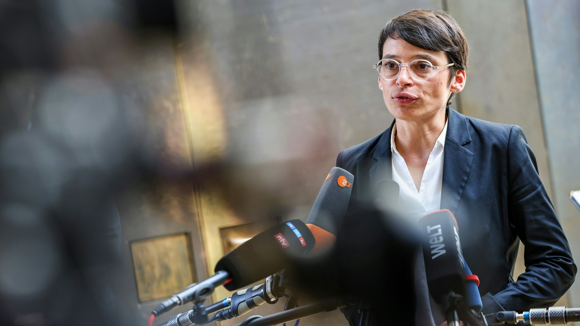 Unter Druck: Ministerin Josefine Paul spricht nach einer Sondersitzung des Innenausschusses mit Medienvertretern.
