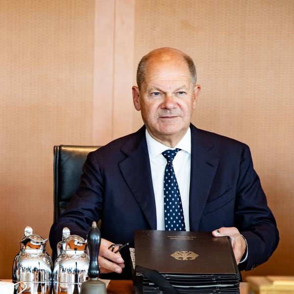 Bundeskanzler Olaf Scholz (r, SPD), wartet neben Wirtschaftsminister Robert Habeck (Bündnis 90/Die Grünen) auf den Beginn der Sitzung des Bundeskabinetts im Kanzleramt.