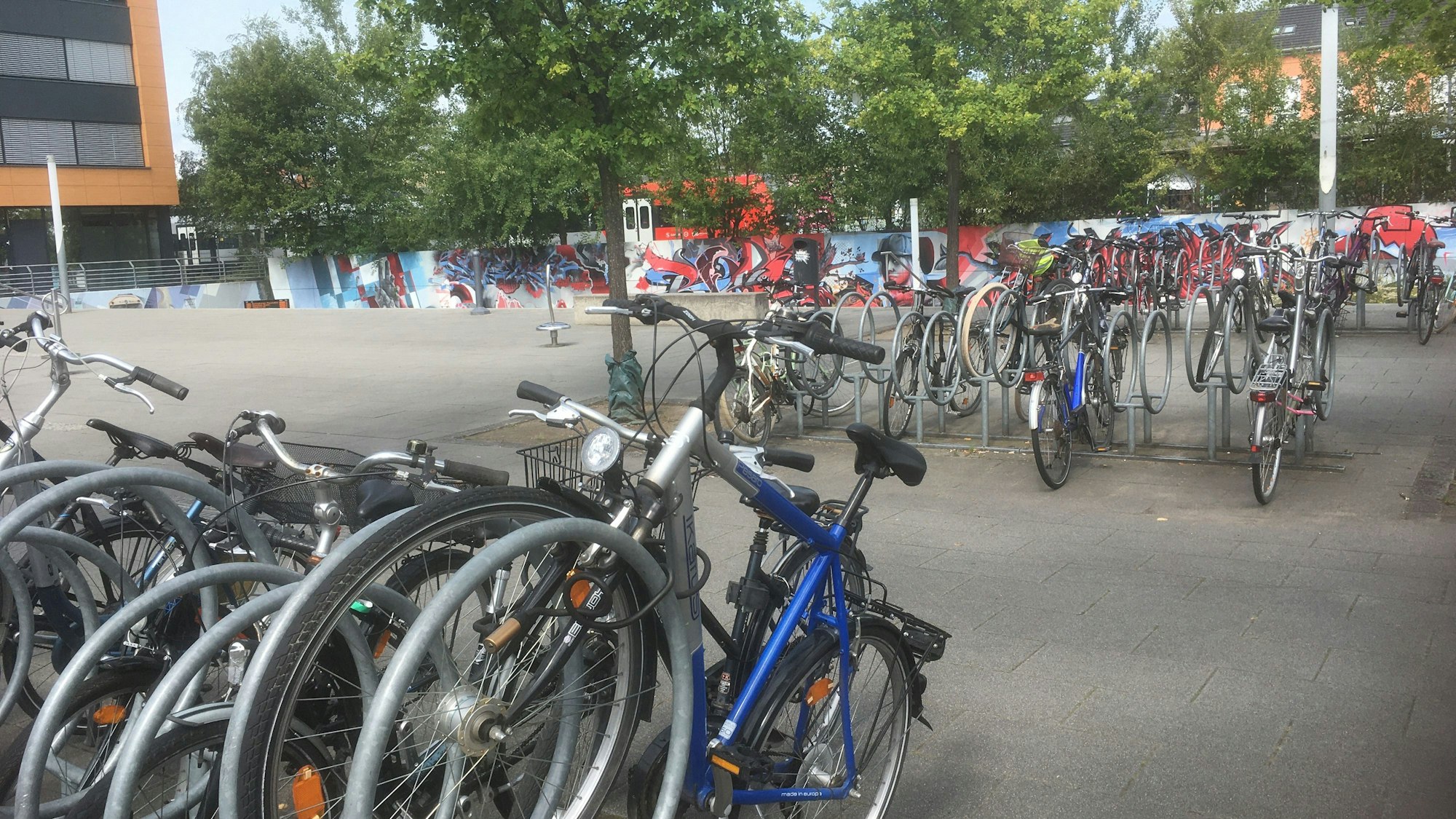 Der Platz Le Pecq in Hennef mit vielen abgestellten Fahrrädern.