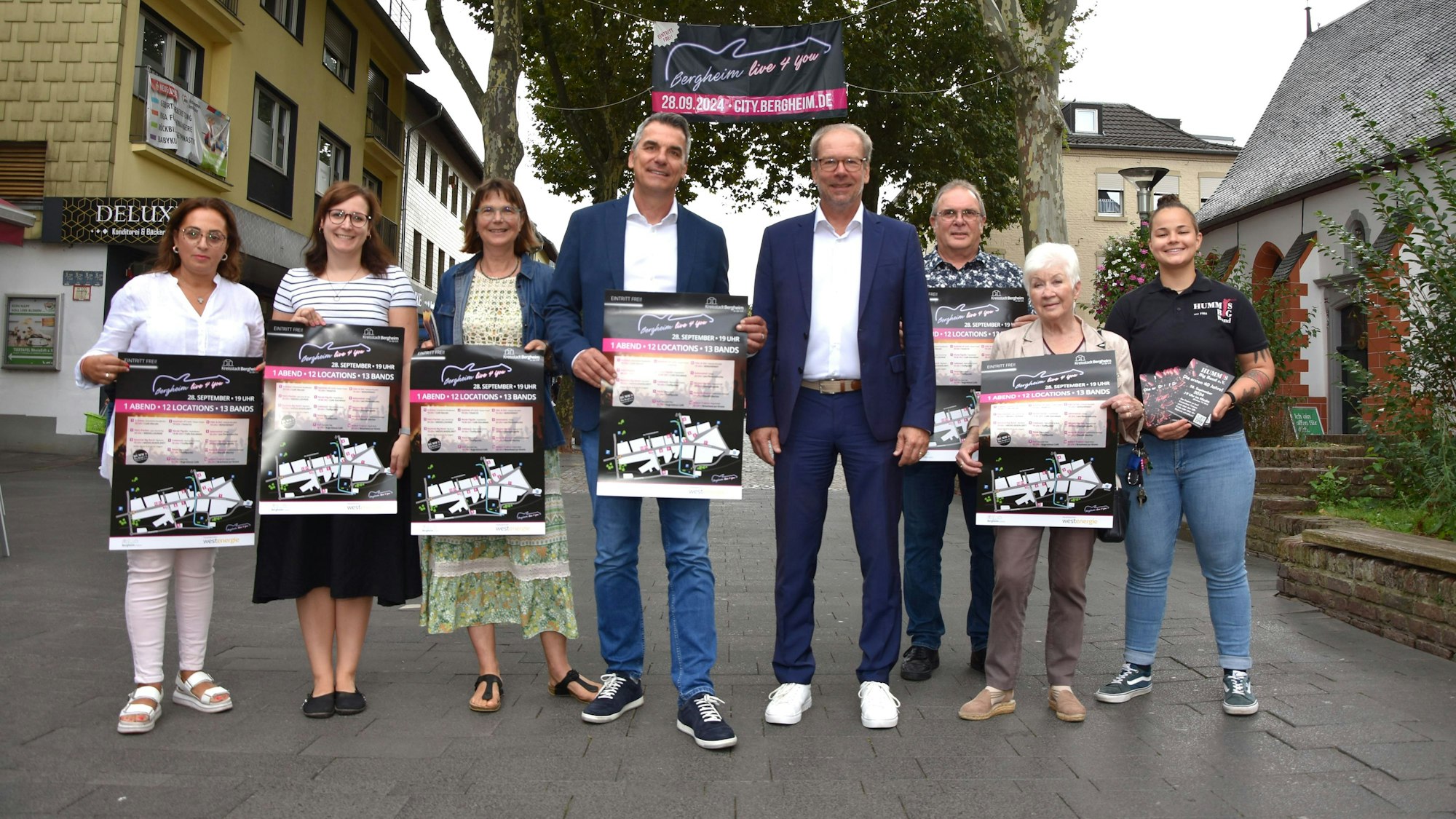 Auf dem Foto sind Sponsoren und Veranstalter des Events „Bergheim live 4 you“ zu sehen.