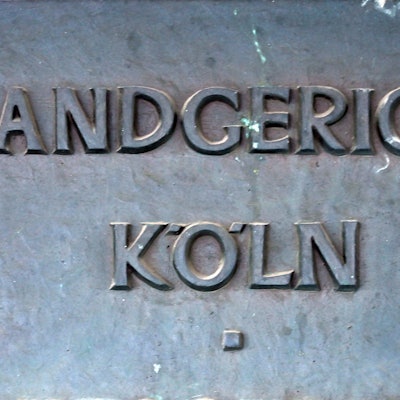 Ein Schild weist auf das Landgericht in Köln hin.