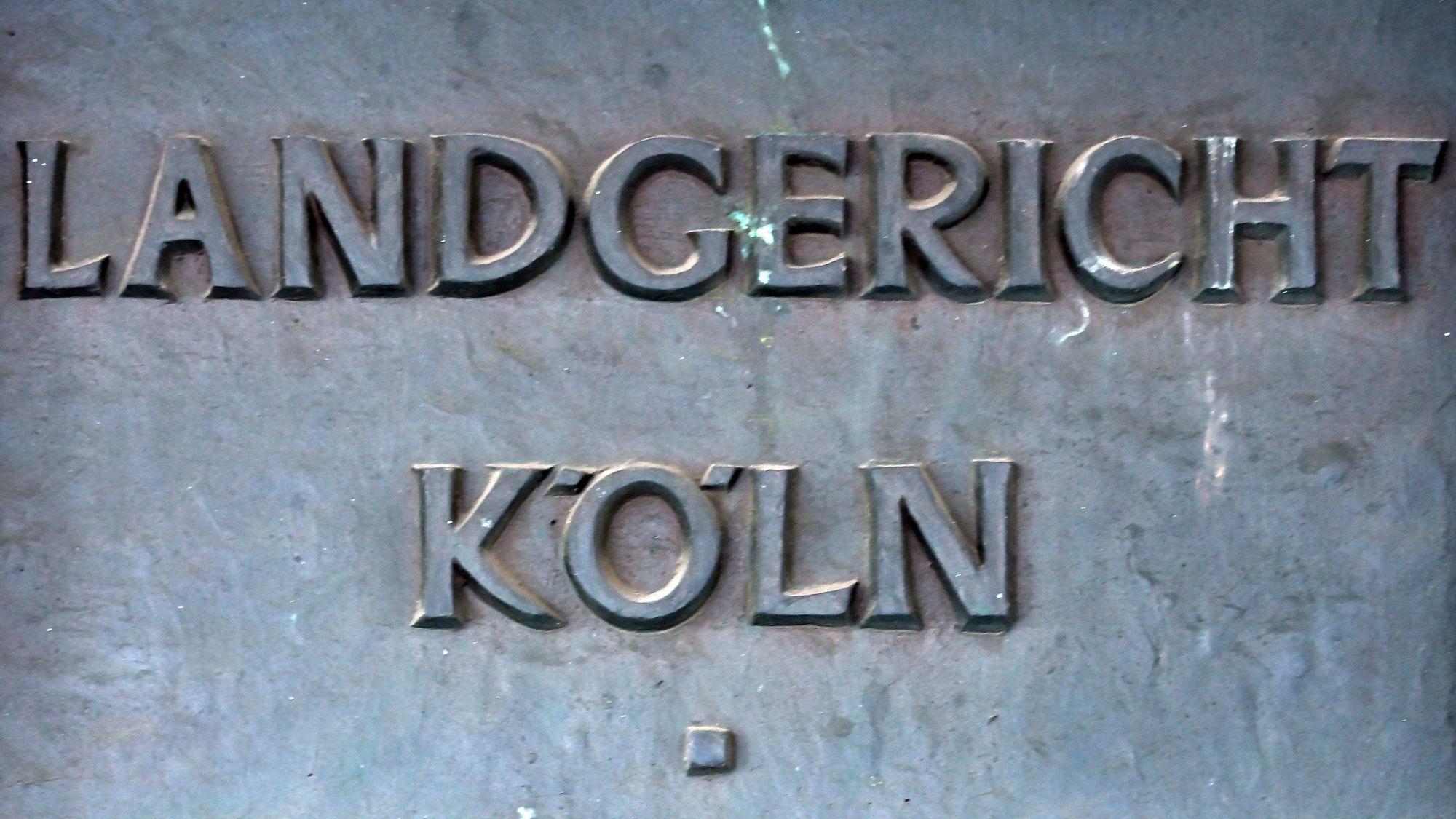 Ein Schild weist auf das Landgericht in Köln hin.